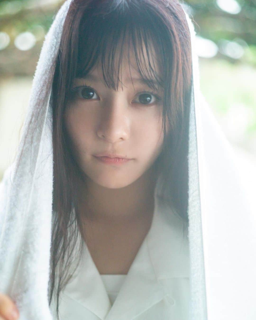 齊藤なぎさのインスタグラム：「1st写真集🐬🫧‪ ⁡ ⁡ 宝島社さんから7月13日に 1st写真集 「なぎさ」を 出させていただくことになりました！ ⁡ ⁡ 両親がつけてくれた名前がタイトルになって なんだか嬉しいです。 ⁡ ⁡ いままで挑戦したことのないお洋服やメイク、 表情が詰まっている写真集になっています！ そして髪を切る前の撮影なので 色んなヘアアレンジもしております✌🏻 ⁡ ⁡ これからボブの期間が少し長いと思うので たくさんロングヘアの私を見てください！ ⁡ ⁡ 10代最後の自分を写真に収めることができて 本当に嬉しいです！ イベントなどもあると思うので楽しみに していてね〜〜 ⁡ ⁡ ⁡ #齊藤なぎさ1st写真集 #齊藤なぎさ ⁡ ⁡ ⁡ ⁡ ⁡ ⁡ ⁡」