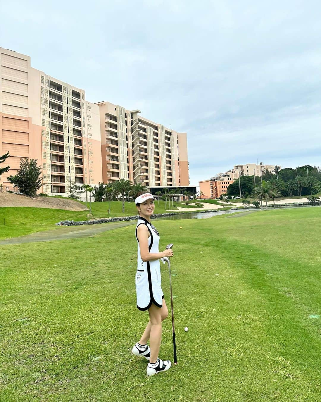 KAORI.OMURA 大村香織さんのインスタグラム写真 - (KAORI.OMURA 大村香織Instagram)「梅雨の間の晴れ間☀️🌺 当日までお天気が心配だったけど  晴れてくれた☀️ 楽しみにしていた沖縄ゴルフ🏌️‍♀️  後半、偏頭痛と戦いながら ハーフベストタイの51が出た！  …痛くなかったら ハーフベストとベストスコア 出てたのかな？😂  今回は107でした⛳️  ゴルフってタラレバだらけ。笑  期待を胸に次回を 楽しみにしている⛳️  ウエアは　@sy32golf_official   #沖縄旅行 #沖縄ゴルフ #沖縄ゴルフ場 #pgmゴルフリゾート沖縄 #国内旅行#ゴルフ旅行#ゴルフ女子 #ゴルフウェア #sy32 #趣味#たびじょ #ラウンド」6月13日 19時07分 - kaori.omura