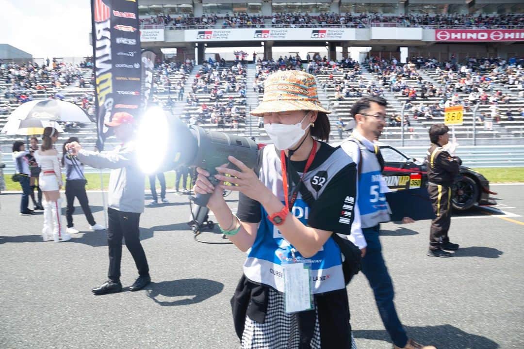 南武果歩のインスタグラム：「グリッドダッシュして影消しやらせてもらったー🥹💗  その道うん十年の方々がぽんぽこりんと付き合ってくださるので感謝です🥹🙏✨  しゃぶしゃぶの食べ方から教えてもらったGWでした🥓  #supergt」