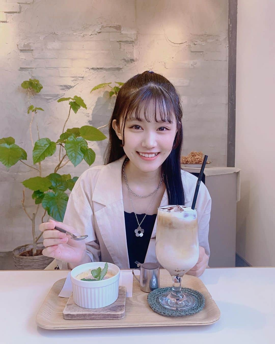 青山姫乃のインスタグラム：「・ 皆さんこんにちは！ヒメノです👑🧡‬  スイーツではチーズケーキの次に大好きな…… クレームブリュレを食べてきました☺️  カフェのインテリアがとってもオシャレでルンルン♪お姉さん気分でした✨️  最近投稿が食べ物ばっかりなヒメノでした〜✋  #ニコラ #nicola#ニコラ7月号発売中 #ニコラ7月号  #ニコモ #青山姫乃 #ヒメノ #クレームブリュレ」