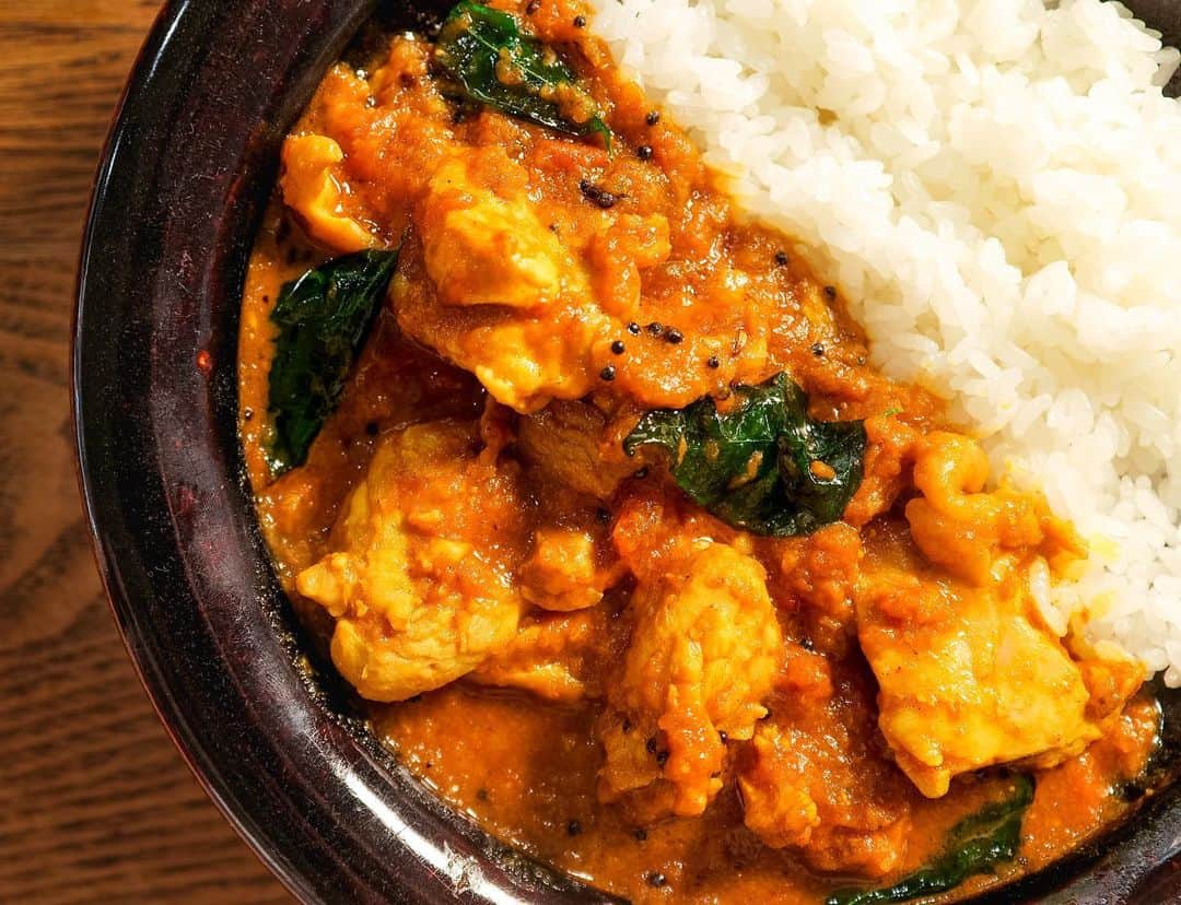 印度カリー子のインスタグラム：「【レシピ】夏のカレーといえばこれ！梅干しチキンカレー  暑さも吹き飛ぶ激うまチキンカレーです。  梅干しの甘酸っぱさがたまらない！！！  材料（2~3人分） ・鶏もも肉（皮付き一口大に切る）300g ・トマト（ざく切り） 小3個300g ・玉ねぎ（みじん切り）1個 100g ・にんにく（みじん切り）　1かけ ・しょうが（みじん切り）　1かけ ・ピーマン（みじん切り、あれば）1切れ（10g） ・はちみつ梅干し（種をとる）25g ・水　150ml ・サラダ油  大さじ1 ・塩  小さじ1  パウダースパイス ・コリアンダー 小さじ2 ・クミンパウダー 小さじ1 ・ターメリック 小さじ1/2 ・チリペッパー　小さじ1/2  ホールスパイス（あれば） ・マスタードシード　小さじ1/2 ・クミンシード　小さじ1/4 ・カレーリーフ　10枚  ー作り方ー ①フライパンにサラダ油を引いて、玉ねぎ、にんにく、しょうが、ピーマンを加えて中火で10分ほど炒める。 ②茶色く色づいてきたらトマトを加え、ペースト状になるまで3分ほど炒める ③弱火にして、パウダースパイス、塩を加え1分ほど混ぜ合わせる ④水、はちみつ梅干し、鶏もも肉を加えてふたをして弱火で10分ほど煮る ⑤ホールスパイスがあれば、テンパリングをする  ★美味しく作るコツ、テンパリングのやり方はYouTube『印度カリー子　梅干しチキンカレー』でチェック😎」