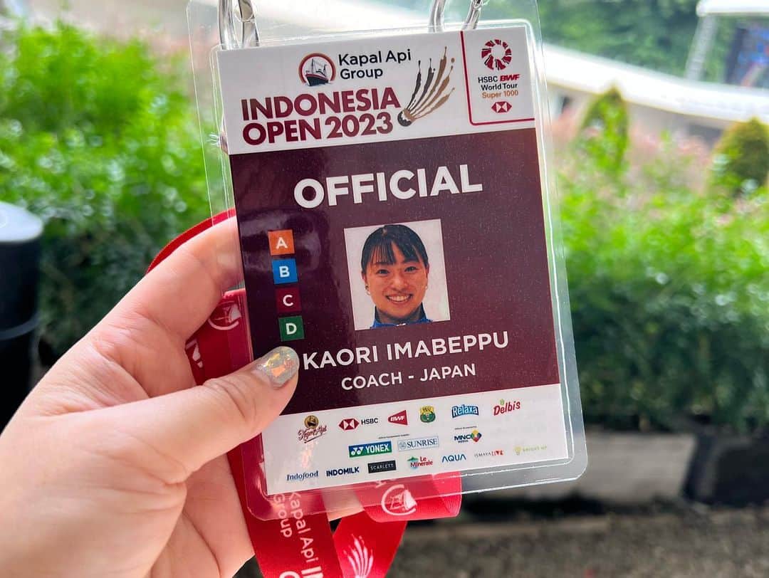今別府香里さんのインスタグラム写真 - (今別府香里Instagram)「🏸インドネシアオープン2023🏸🇮🇩  本日より大会が始まりました！！  外は30℃超え、会場内はエアコンで寒く、寒暖差激しめ🥵🥶  今大会は今大会の風が吹いてます🌪️  そして、インドネシアのバドミントン熱と愛で初日から盛り上がってます🔥  #Badminton #IndonesiaOpen2023 #WorldTourSuper1000 #YONEX #Indonesia #Jakarta #BIRDJAPAN」6月13日 19時20分 - kaori_imabeppu