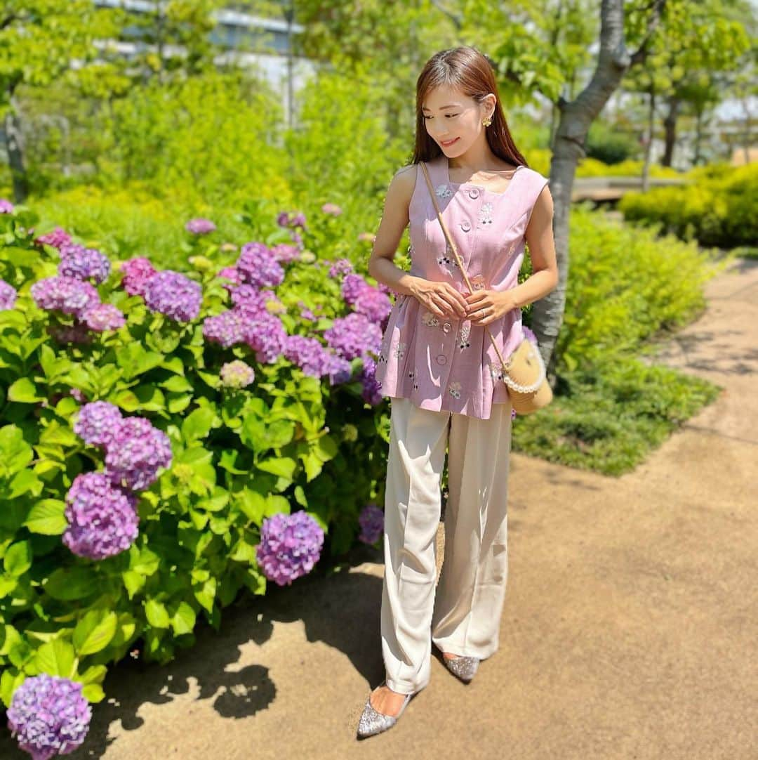 福山唯のインスタグラム：「紫陽花🩷💜 この日も笑っちゃうくらい暑かった🫠2枚目w  お散歩をしていて綺麗な紫陽花を見つけると可愛くて幸せな気持ちになる🥰  息子もお顔も腕も足もしっかり日焼け止め塗るようにしています😊🧴✨  tops @chestystyle_official  pants bag @lilirena_   #coordinate #fashion #hydrangeas #コーディネート　#夏コーデ　#紫陽花　#お散歩　#ママコーデ　#男の子ママ　💜」