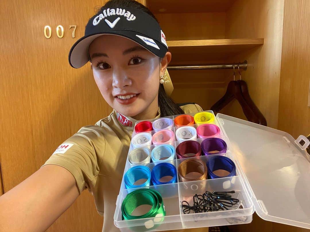 河本結のインスタグラム：「. リボンに新色が追加されました🎀 ２色増やしていただいたのですが... わかる方！かなりコアなファンの方です！笑 . ➕オリジナルポイント。 私のリボンには　"KOSE" さんの ロゴが入っています。 ぜひ注目してみてみてください🎀 . 今週も、私を信じて。 . #ほっぺのニキビはご愛嬌ということで　？笑 #リボン #KOSE」