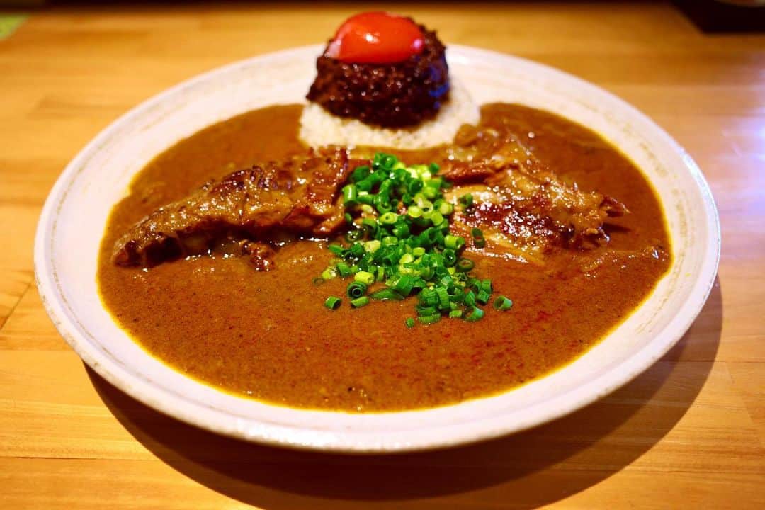 丹生美保のインスタグラム：「. そうそう 今年も自分の誕生日には一目散に食べに行った吉田カレー  .  もうね、ひと月前のお話なんだけど 写真を見返しては美味しくって幸せな気分になれるの、、🍛💕💕  .  .  . 🪡 #吉田カレー #カレー #curry #gourmet  #trend #fyp #photography  #camera #portrait #fashion #coordinate #code #todayful #ootd #japan #tokyo #model #instagood #photoofthedays #instadaily #webstagram #instacool #followme」