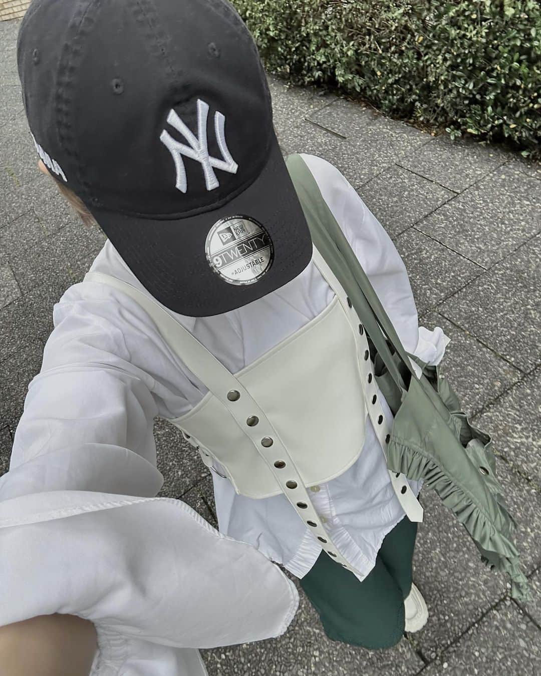相羽瑠奈のインスタグラム：「🌚🤍🐊  @momastorejapan × @newerajapan のキャップお気に入りで最近よく被ってる🧢  よく質問いただくフリルのバッグは @kkco 大容量でポケットもたくさん付いてて可愛すぎるし便利！  その他は下記の通りです👟◯  bustier @rrr_tokyo shirt , pants #used / shoes @eytys」