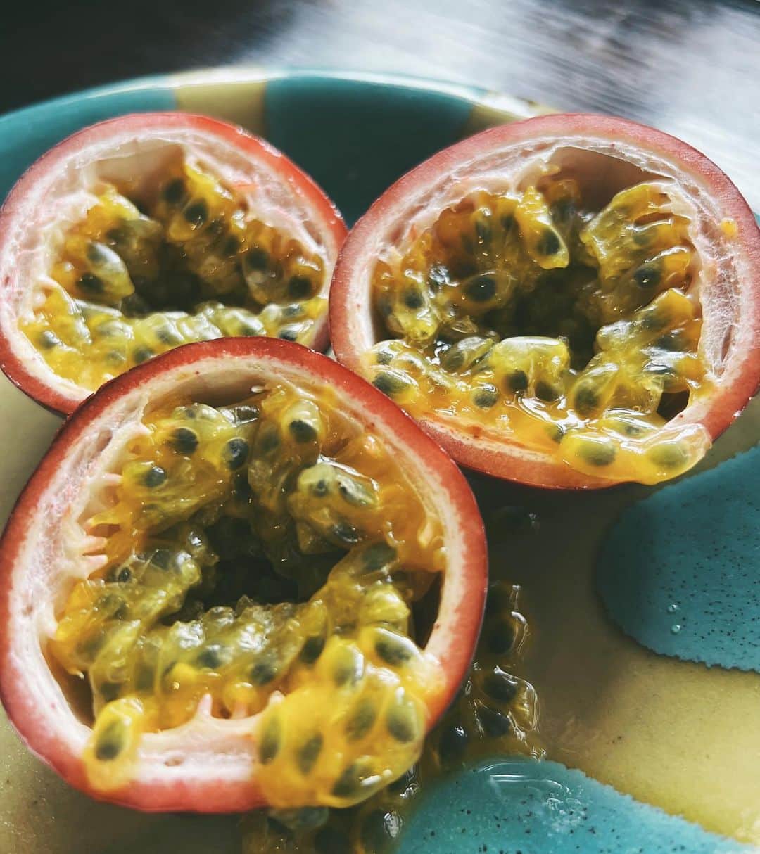 SAWAのインスタグラム：「最近食べてないな〜と思って 久々に食べてみたら美味しすぎて🥹 とってもしあわせな気持ちになった🫶  やっぱこれだわ〜〜〜💕💕  今季のパッションもあと少し🌞🌿💫 あっという間の6月です🤝  #宮古島パッションフルーツ #パッションフルーツ農家」