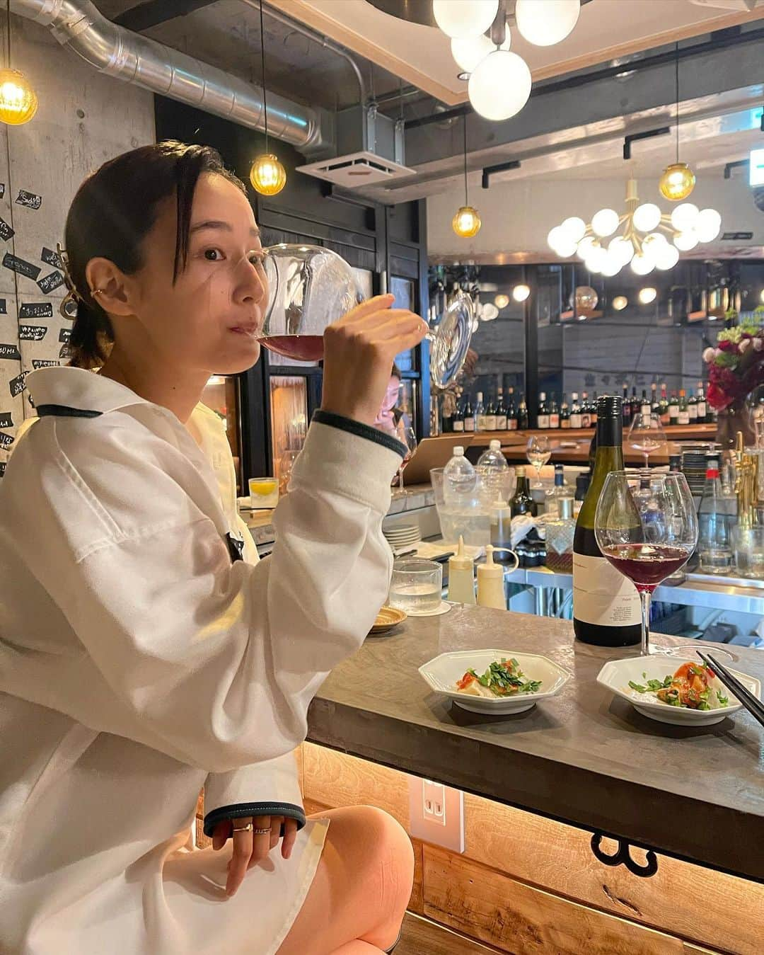 高嶋香帆のインスタグラム：「六本木にある食事も楽しめるワインバー「POP&POUR」へ、大好きな友達と行ってきましたん👶💓  注文したのはペアリングコース🫶 ・すり立て生ハム ・海老とザーサイのセビーチェ ・フルーツトマトとリコッタチーズ ・旨辛水餃子 ・イクラと発酵バターのブルスケッタ ・トリュフ手羽先 ・笹の冷麺  上記の料理に合わせて、楽しい店員さんが次々に美味しいワインを出してくれます🤓  ワイン大好きだけど、知識がないという私のような人にもおすすめです😎💓  ハーフグラスで頂いたので、沢山種類も飲めて満足度が高い🥂 (何杯飲んだか記憶にない)  PR @popandpour__  #六本木ワインバー #港区ワインバー #東京ワインバー #roppongiwinebar #六本木ワイン #popandpour」