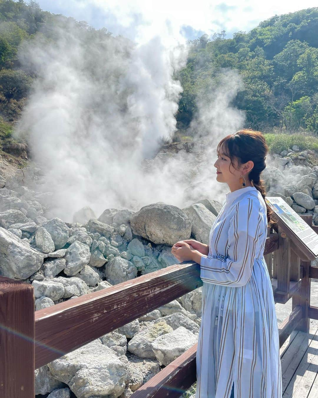 悠花のインスタグラム：「先週の悠花のナガサキ街音は【雲仙地獄】にお邪魔しました☺︎ ・ 雲仙地獄の雰囲気、大好きなんです‼︎ 昼も素敵ですが夜も幻想的で素敵なんですよ🌞🌙 ・ 温泉卵も頂いたんですが、 ほんのり温泉の香りがしてとっても美味しかったです🍳 ・ 雲仙地獄の周りは地面が暖かくて、 猫ちゃんがたくさんいるので 撮影合間に遊んでもらいました😽💕 ・ ありがとうございました🙏🏻✨ ・ #雲仙地獄#雲仙#悠花のナガサキ街音#長崎#長崎県ホンダカーズ#ホンダ#nib#takeoff#悠花#松尾悠花#haruka#hair#make#fashion」