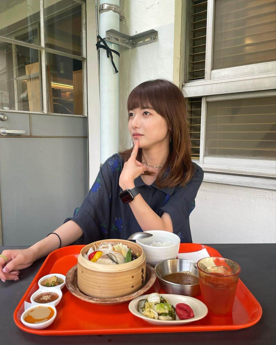 樺澤まどかさんのインスタグラム写真 - (樺澤まどかInstagram)「🍛  社員食堂にて 後輩に写真を撮らせながら アンニュイな表情を作ろうとしたけど 無理だった私🫠🫠  社食のカレーはマジで美味しいです。 ネットでレトルトが買えるので 気になる方は「よしもとカレー」で検索です🔥  photo by 後輩里村  #樺澤まどか  #よしもとカレー#社員食堂#カレー#蒸籠蒸し#昼休み#後輩里村#もえまど  なんか昨日かまタクの中山さんに会ったら 「最近顔がかっこいい系になってきた」って言われました🤣🤣」6月13日 19時17分 - kabasawa_madoka