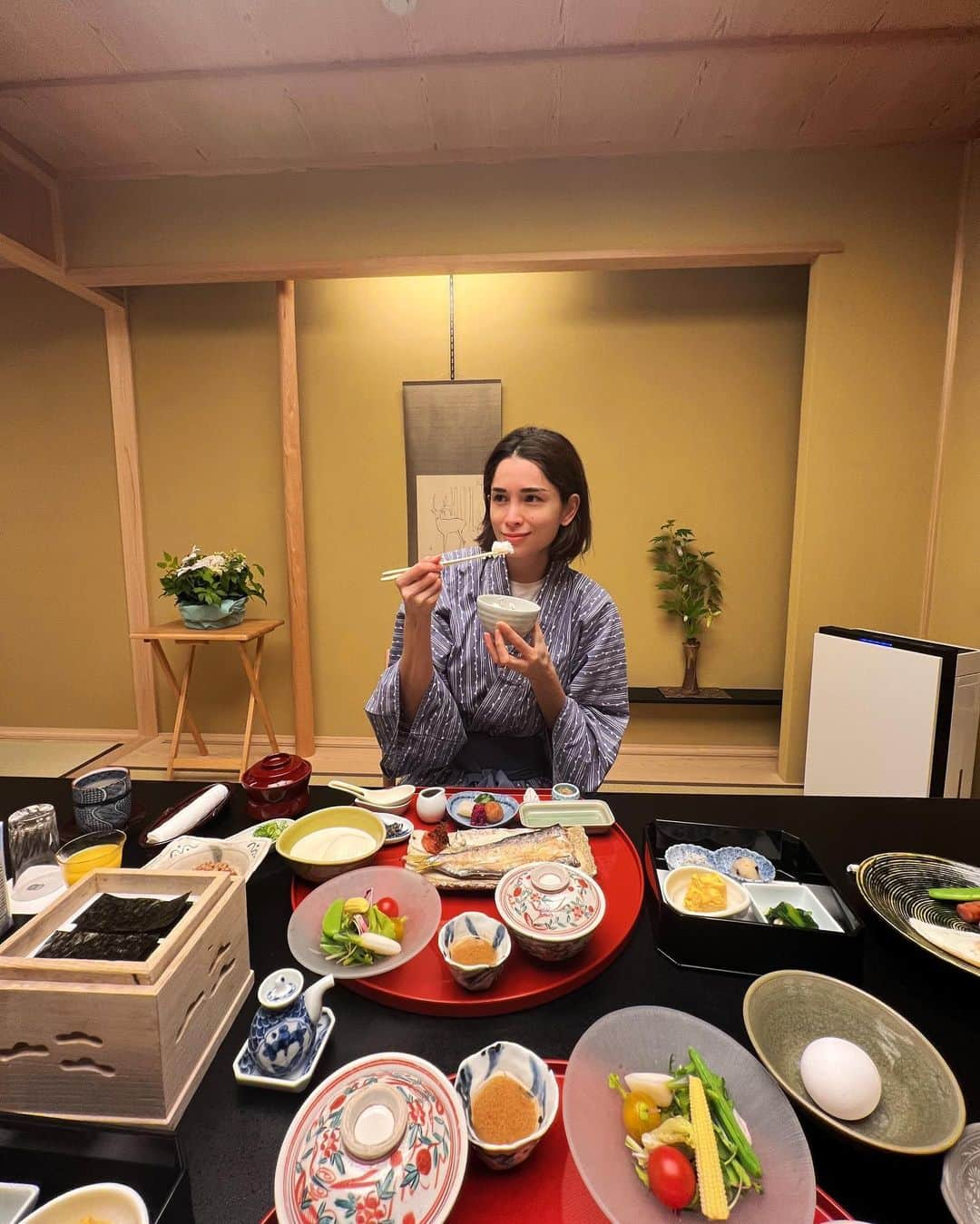 ケリーさんのインスタグラム写真 - (ケリーInstagram)「この前、久しぶりに温泉へ行ってきました♨️  ひたすら温泉に入ったり、お部屋で美味しい和食をいただいて、ゴロゴロするだけで最高です😆一泊でも満喫できました。  The perfect getaway ♨️ I love onsen so much all you do is soak in the hot spring all day, they bring you dinner and breakfast to your room, they make your bed all you do is nothing 😆   #japan#hakone#hotspring#温泉#箱根#旅」6月13日 19時19分 - kellymisawa