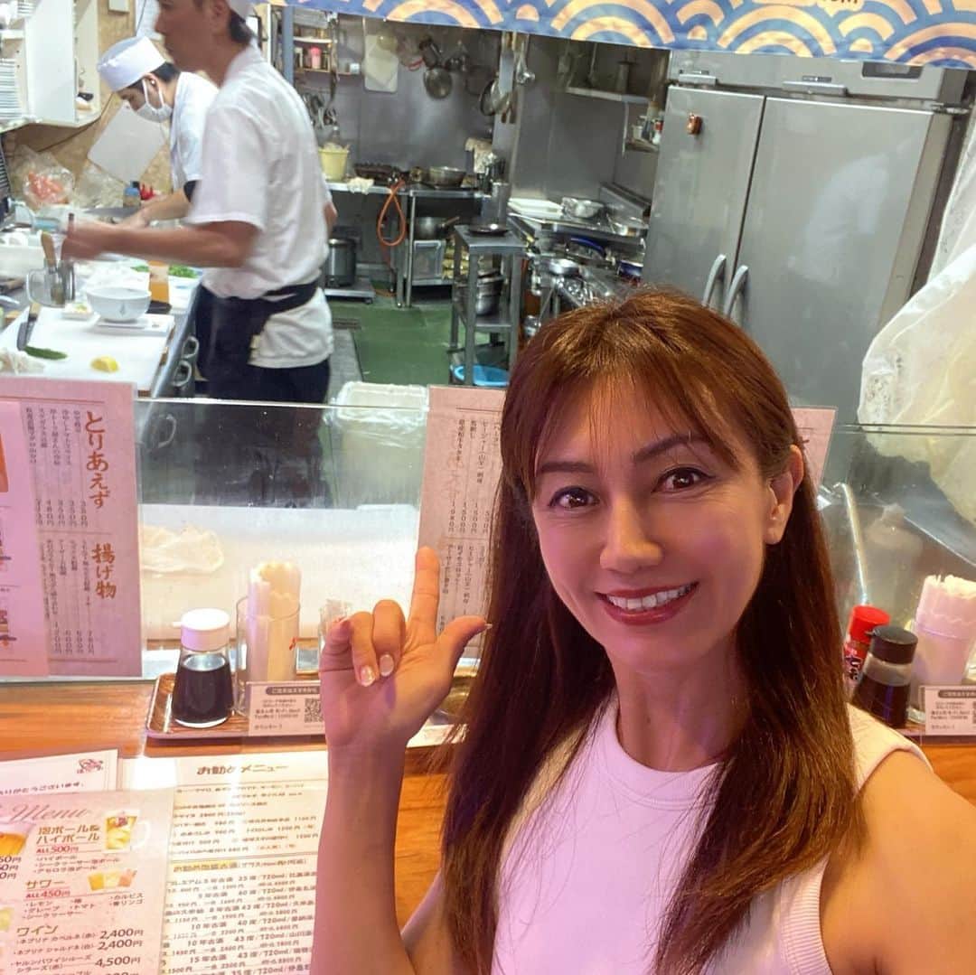 マキさんのインスタグラム写真 - (マキInstagram)「沖縄で行きたかったお店  @kaisan.ichi  【海さん〜市】さんへ 新鮮な魚介類が食べれるお店 食べた事がなかった夜行貝🐚 生簀にいるお魚を目の前で刺身にしてくれるの‼️  生簀には、夜光貝、シャコ貝、車海老、ムルー、アバサー(ハリセンボン)などなど、たくさんいたよ！ 　 旅行の楽しみと言えば、地元産の料理を食べること😊  今回頂いたのは、 🐠特撰コース（沖縄の高級食材夜光貝・アグー豚・山原鶏）  ①本日の前菜三点盛り ②夜光貝さしみ（沖縄の高級食材） ③本日の県産魚さしみ三点盛り（沖縄県産の白身魚） ④夜光貝のバター焼き（沖縄の高級食材） ⑤アグー豚ソーセージ（沖縄のアグー豚肉使用） ⑥山原鶏の炭火風鉄板焼き（沖縄の北地区の山原鶏ブランド） ⑦イカ墨焼きそば（沖縄そば使用）  こちらに2時間飲み放題付き 　 夜行貝初めて食べたけど プリプリで甘味があって美味 　 県産魚さしみ三点盛りも新鮮で、あっさりして美味🤭  前菜には、ミミガー、野菜のピクルス、もずく酢どれも食べやすく、アッと言う間になくなってしまった😆 　 夜光貝のバター焼きは、コリコリして、あっさりでこれはハマる👍 　 アグー豚のソーセージは、旨味が凝縮され、コテコテではないから食べやすいよ。 　 山原鶏の炭火風鉄板焼きは、フワフワ柔らかくて、やみつきになってしまう。 私はお酒飲まないけど、きっとお酒が進むんだと思う😊 　 沖縄そばを使ったイカ墨焼きそばは、イカ墨の旨味があり、甘い感じ。 そばも太めでもっちりしてるから、お腹がいっぱいになってしまった💦 　 釣ったお魚を1000円でお料理してくださるのもお値打ち‼️  今回、店主様の粋な計らいで なんと‼️‼️‼️ 私のインスタ見たとご予約頂きましたお客様に、1年間デザートを無料で付けて下さるの。  那覇市内で呑み新鮮な魚介類を食べるなら、絶対おすすめ‼️  ゆっくりできますよ！  【海さん〜市】 @kaisan.ichi 沖縄県那覇市東町4-14 イーストタウンビル1F 📞098-975-7131 営業時間:17:00〜0:00 定休日🈚️  PR @kaisan.ichi #海さん市 #沖縄料理屋 #沖縄料理居酒 #那覇居酒屋 #那覇グルメ #那覇ディナー #釣った魚を料理 #釣り人の輪 #釣り話で盛り上がる #釣り人のお店 #那覇飲み #生簀があるお店 #活き造り #活魚 #写真は常に加工済み #夜光貝 #夜光貝のお刺身 #山原鶏の炭火焼き」6月13日 19時29分 - maki_s0205