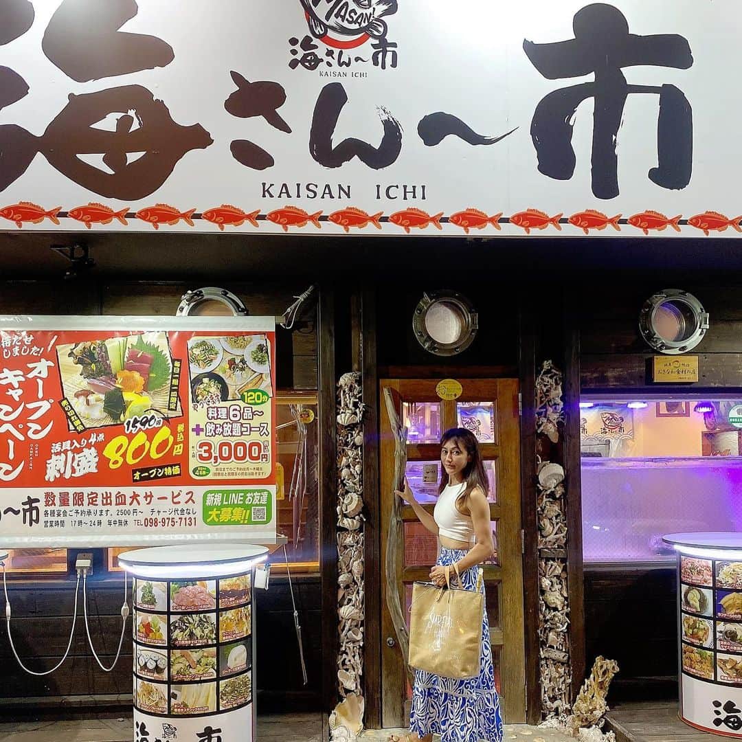 マキさんのインスタグラム写真 - (マキInstagram)「沖縄で行きたかったお店  @kaisan.ichi  【海さん〜市】さんへ 新鮮な魚介類が食べれるお店 食べた事がなかった夜行貝🐚 生簀にいるお魚を目の前で刺身にしてくれるの‼️  生簀には、夜光貝、シャコ貝、車海老、ムルー、アバサー(ハリセンボン)などなど、たくさんいたよ！ 　 旅行の楽しみと言えば、地元産の料理を食べること😊  今回頂いたのは、 🐠特撰コース（沖縄の高級食材夜光貝・アグー豚・山原鶏）  ①本日の前菜三点盛り ②夜光貝さしみ（沖縄の高級食材） ③本日の県産魚さしみ三点盛り（沖縄県産の白身魚） ④夜光貝のバター焼き（沖縄の高級食材） ⑤アグー豚ソーセージ（沖縄のアグー豚肉使用） ⑥山原鶏の炭火風鉄板焼き（沖縄の北地区の山原鶏ブランド） ⑦イカ墨焼きそば（沖縄そば使用）  こちらに2時間飲み放題付き 　 夜行貝初めて食べたけど プリプリで甘味があって美味 　 県産魚さしみ三点盛りも新鮮で、あっさりして美味🤭  前菜には、ミミガー、野菜のピクルス、もずく酢どれも食べやすく、アッと言う間になくなってしまった😆 　 夜光貝のバター焼きは、コリコリして、あっさりでこれはハマる👍 　 アグー豚のソーセージは、旨味が凝縮され、コテコテではないから食べやすいよ。 　 山原鶏の炭火風鉄板焼きは、フワフワ柔らかくて、やみつきになってしまう。 私はお酒飲まないけど、きっとお酒が進むんだと思う😊 　 沖縄そばを使ったイカ墨焼きそばは、イカ墨の旨味があり、甘い感じ。 そばも太めでもっちりしてるから、お腹がいっぱいになってしまった💦 　 釣ったお魚を1000円でお料理してくださるのもお値打ち‼️  今回、店主様の粋な計らいで なんと‼️‼️‼️ 私のインスタ見たとご予約頂きましたお客様に、1年間デザートを無料で付けて下さるの。  那覇市内で呑み新鮮な魚介類を食べるなら、絶対おすすめ‼️  ゆっくりできますよ！  【海さん〜市】 @kaisan.ichi 沖縄県那覇市東町4-14 イーストタウンビル1F 📞098-975-7131 営業時間:17:00〜0:00 定休日🈚️  PR @kaisan.ichi #海さん市 #沖縄料理屋 #沖縄料理居酒 #那覇居酒屋 #那覇グルメ #那覇ディナー #釣った魚を料理 #釣り人の輪 #釣り話で盛り上がる #釣り人のお店 #那覇飲み #生簀があるお店 #活き造り #活魚 #写真は常に加工済み #夜光貝 #夜光貝のお刺身 #山原鶏の炭火焼き」6月13日 19時29分 - maki_s0205