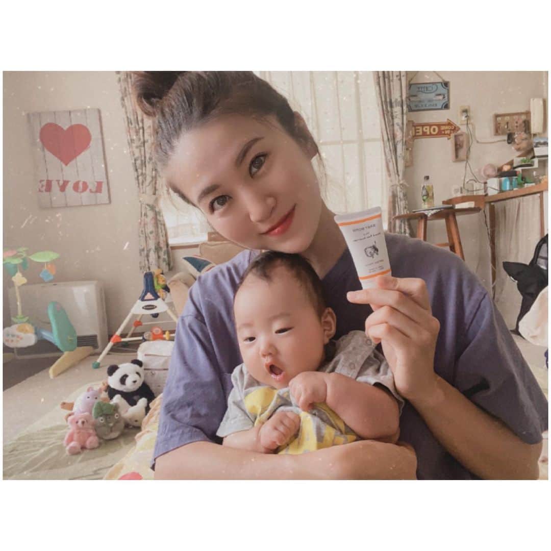 小川麻衣子のインスタグラム：「♪ . 前から気になっていたライオンのイラストの日焼け止めクリーム！ この間なにもケアをせずに外に出てしまって、そしたら心愛の脚が日焼けをしてしまっていてくっきり跡が付いていました😣 それがあってから必死で赤ちゃんにも使える日焼け止めを探していました🥺 やっと見つけたこのBABY BORNの日焼け止め！ 無添加だし、SPF50＋ PA＋＋＋＋という高いUVブロック力だし、赤ちゃんとママにも使える✨ 匂いも優しいし私は個人的に好き💓そしてサラサラ！顔と身体の全部に使えるからよかった😭 今まで全然気にしてこなかったけど、心愛が生まれてからものすごく成分など気にするようになりました🥺 高橋ミカさんと東原亜希さん2人のママが開発したから安心して使える♥️ 日々色んなことで悩むし、ママさん達みんな同じ悩みにぶつかるみたいだし、一つでも助けてもらえるモノがあると嬉しいね💓 . #baby_born_jp #mishiilist #みっしーりすと #高橋ミカ #東原亜希 #BABYBORN #ベビーボーン #スキンケア #日焼け止め #日焼け止めクリーム  #日焼け止めミルク #ウォータープルーフ #紫外線対策 #日焼け対策 #親子で使える #出産準備  #新米ママ #赤ちゃんのいる生活 #赤ちゃんのいる暮らし #アンバサダー」