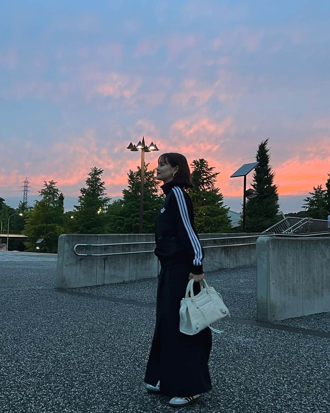のインスタグラム：「🪐  テニス終わりの日🎾 みんなでテニスをした日。 楽しすぎて汗をたくさんかいて最高の発散っ テニス終わりの空がとてつもなく綺麗だった🪐 もうまたすぐテニスやりたいっ (小学生の時結構真面目にテニス頑張ってたな〜)  tops : @adidasoriginals  pants : @balenciaga  bag : @balenciaga  socks : @_er_offi   #elook_e」
