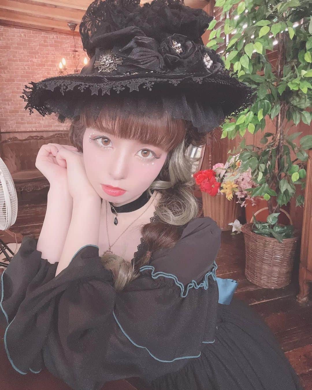 春奈るなのインスタグラム：「今日は星箱Works @hoshibakoworks 様の撮影でした💫 可愛いお洋服をたくさん着させていただきました🥳 お帽子もとっても可愛い💖  #lolitafasion」