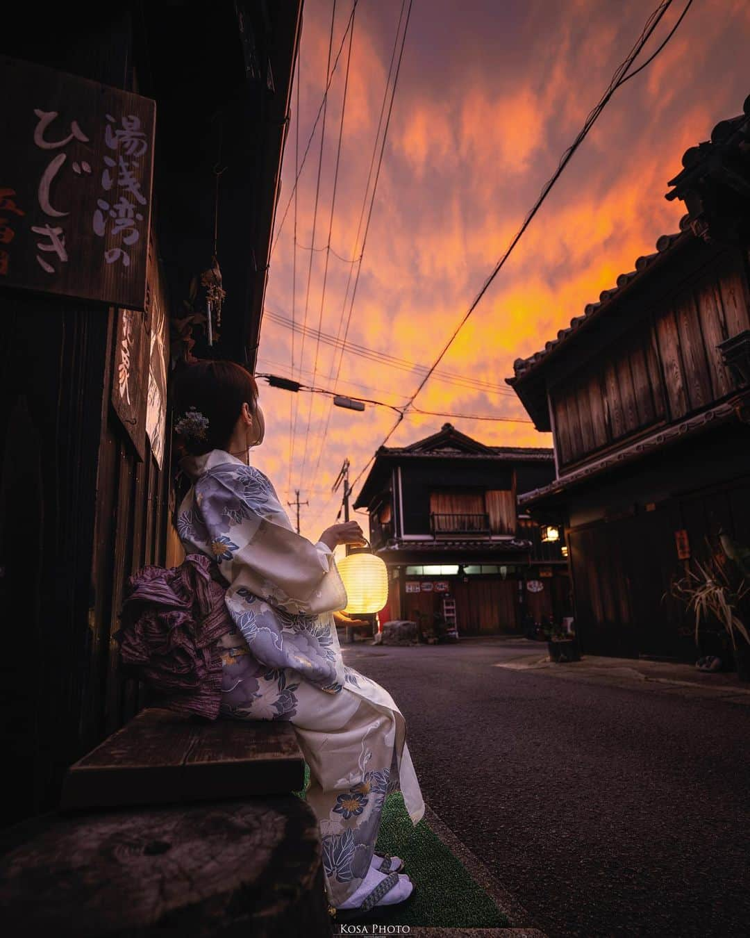 コサさんのインスタグラム写真 - (コサInstagram)「夕暮れに染まる  紫陽花のライトアップには、少し早いので駐車場で待機してたら… 夕暮れの空が❣️ えっ もしや爆焼け😍 嬉しいサプライズに感謝🙇‍♂️  湯浅町の古い町並みは風情があり、美しい夕焼けの演出もあって幻想的でした👍 浴衣が似合うシーズンになりましたね♪ . Location:和歌山 / Japan🇯🇵 Date:2023年6月 Camera:Z9 / Z 14-24mm f2.8 in frame: @chami_2nd . #湯浅 #湯浅町 #nagomi_wakayama #visitwakayama #japangem #explorejpn #japanlives #japancityblues #ポトレファン倶楽部 #ポトレ撮影隊 #jp_mood #jp_portrait部 #何気ない瞬間を残したい #clv_galerie #nikoncreators #nikoncreators_2023joy #未来をえがくキャラis #NSG_IG #japan_night_view_member #暗がり同盟 #tokyocameraclub #Rox_Captures #team_jp_ #photo_jpn #japan_waphoto #じゃびふる #deaf_b_j_ #raw_japan #art_of_japan_ #sorakataphoto」6月13日 19時23分 - kosa_photo