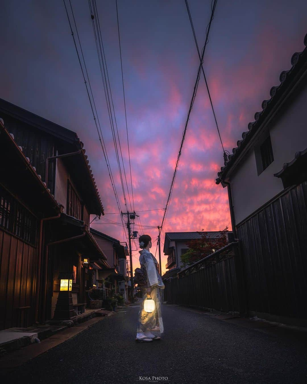 コサさんのインスタグラム写真 - (コサInstagram)「夕暮れに染まる  紫陽花のライトアップには、少し早いので駐車場で待機してたら… 夕暮れの空が❣️ えっ もしや爆焼け😍 嬉しいサプライズに感謝🙇‍♂️  湯浅町の古い町並みは風情があり、美しい夕焼けの演出もあって幻想的でした👍 浴衣が似合うシーズンになりましたね♪ . Location:和歌山 / Japan🇯🇵 Date:2023年6月 Camera:Z9 / Z 14-24mm f2.8 in frame: @chami_2nd . #湯浅 #湯浅町 #nagomi_wakayama #visitwakayama #japangem #explorejpn #japanlives #japancityblues #ポトレファン倶楽部 #ポトレ撮影隊 #jp_mood #jp_portrait部 #何気ない瞬間を残したい #clv_galerie #nikoncreators #nikoncreators_2023joy #未来をえがくキャラis #NSG_IG #japan_night_view_member #暗がり同盟 #tokyocameraclub #Rox_Captures #team_jp_ #photo_jpn #japan_waphoto #じゃびふる #deaf_b_j_ #raw_japan #art_of_japan_ #sorakataphoto」6月13日 19時23分 - kosa_photo