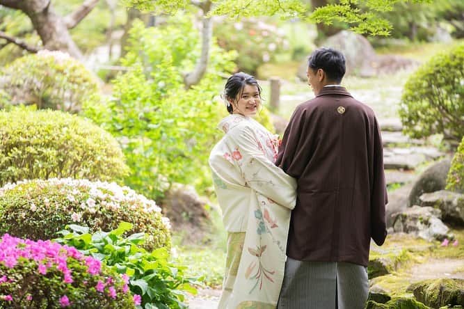 アーカンジェル 迎賓館　仙台のインスタグラム：「・ ・ ［フォトウェディング👘］ #前撮り  #フォトウェディング   和装も着てみたい。でもやっぱり結婚式はカラードレスが着たい！！ そんなお二人には、和装での前撮り👘がオススメです❣️  当日の会場装飾にも前撮りのお写真を飾る事が出来るので、ゲストやご家族にも楽しんで頂けます✨ ____  後から見返せるようにぜひ【保存】して 参考にしてください♪ ____」