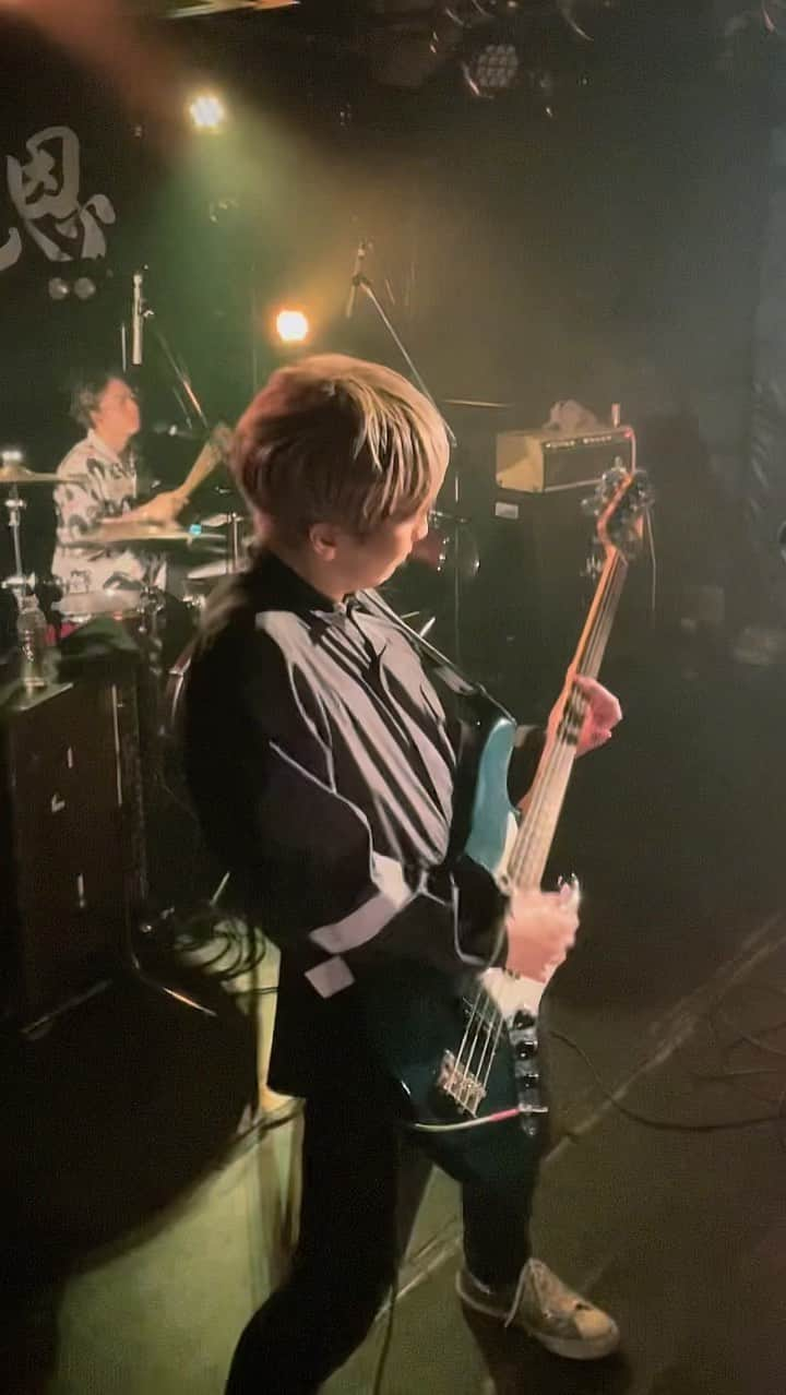 辻怜次のインスタグラム：「ときどきピックで演奏しながらスラップみたいな音出してます。  #Bentham #bass #bassist #bassplayer #bassplay #fcgr #freedom #freedomcgr #jb #jazzbass #pick #picking #pickbass #pickbassplayer # #slap #slapbass #downpicking」