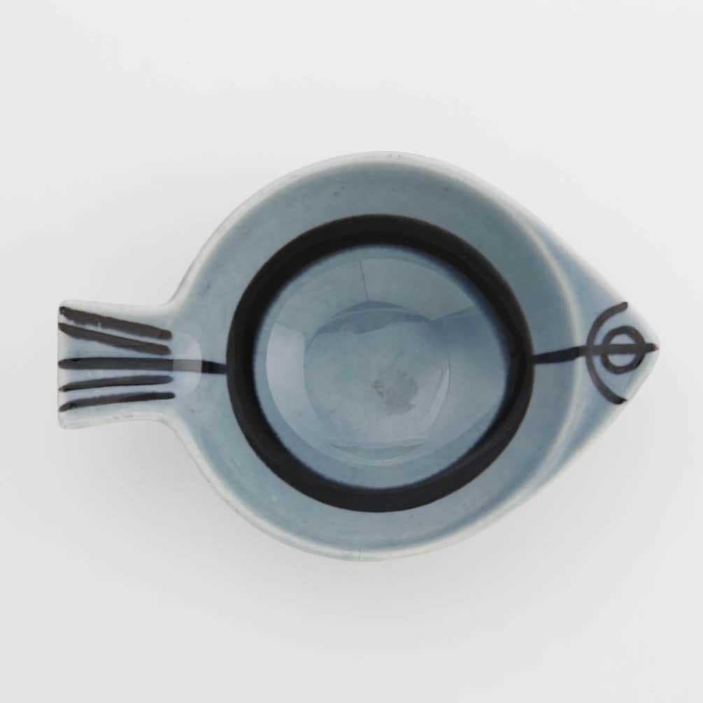 リサラーソンさんのインスタグラム写真 - (リサラーソンInstagram)「【ヴィンテージの魚の小皿】⁠ ⁠ STIMシリーズの魚型の小皿（Skal）です。 ⁠ ⁠ 魚をモチーフにしたシンプルなデザインの食器シリーズは独特な模様がモダンでおしゃれ。⁠ ⁠ 1959-60年の短い期間に少量生産された貴重な作品です。⁠ ⁠ STIM Skal 5⁠ https://shop.tonkachi.co.jp/products/lt528⁠ ⁠ ================⁠ ⁠ トンカチストアはプロフィールのリンクよりご覧いただけます。⁠ ⁠ →@lisalarsonjp⁠ ⁠ ➡️TONKACHI STOREでもリサ・ラーソンの情報をお届けしております。⁠ ぜひフォローしてくださいね。⁠ →@tonkachi_store⁠ ⁠ ================⁠ ⁠ #LisaLarson #リサラーソン #tonkachi #トンカチ #tonkachistore #トンカチストア #🔨#Sweden #スウェーデン #北欧 #北欧インテリア #北欧雑貨 #北欧ライフスタイル #ceramic #陶器 #陶芸家 #作家  #gift #ギフト #暮らしを楽しむ #暮らし」6月13日 19時30分 - lisalarsonjp