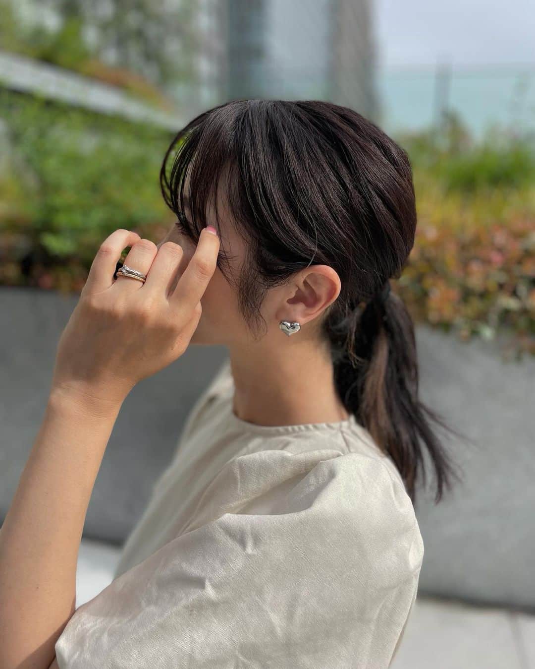 のインスタグラム：「☆ 𝕒𝕔𝕔𝕖𝕤𝕤𝕠𝕣𝕪 ☆  . ピアスの穴が完成して 楽しめるようになりました♡  何十年ぶりかのピアス 楽しいっ  今年流行りのハートのピアス 可愛い....  でもまだピアスになれなくて 洋服着る時とか何気ない時に引っ掛けて いたーってなる🤣  . . #accessory #ハート#ハートピアス#シルバーアクセサリー#40代コーデ #40代ファッション#大人カジュアル#30代ファッション #30代コーデ」