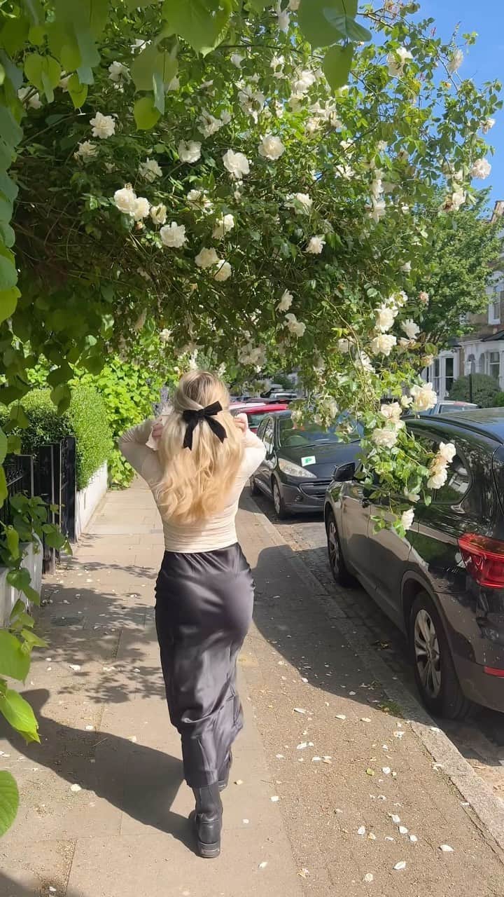 トップショップのインスタグラム：「Wakes up and smells the roses. @gallagher_anais」