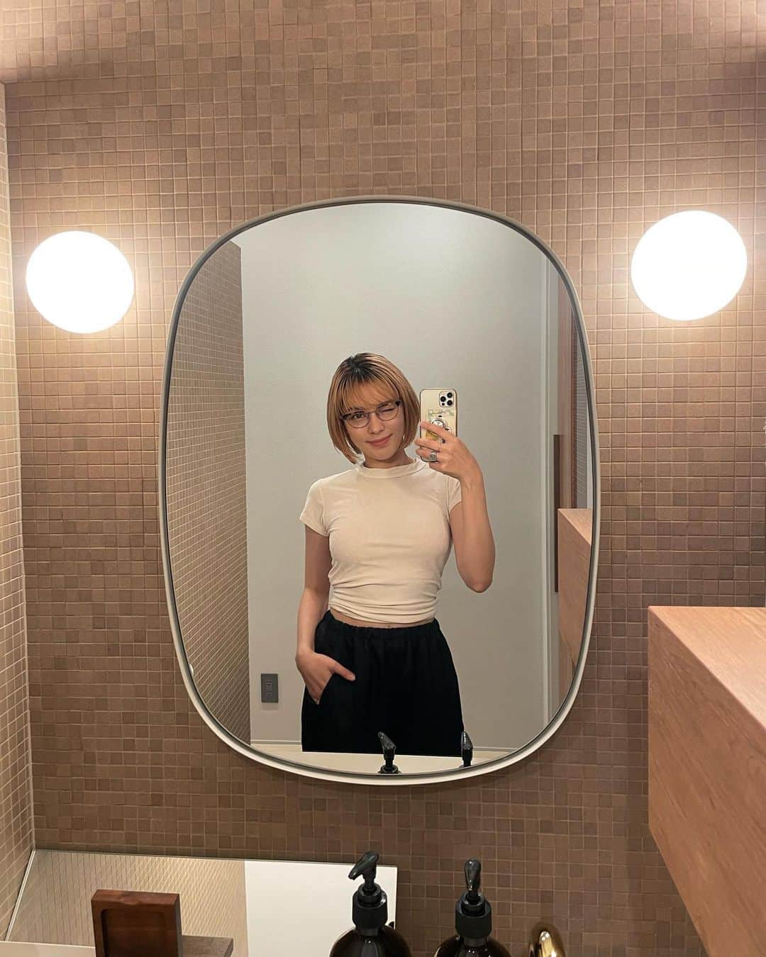 ステファニーのインスタグラム：「🫶🏼🍀🌈✨ 先日、クレアージュ東京で【YOU健診】を受けてきました。  "YOU健診"とは、Y(子宮),O(大腸),U(乳房)を意味していて 女性にとって大切な疾患をチェックできる健診なのです。  クリニックの中はとても綺麗だし、女性専用ということで 先生や看護師さんも皆さん女性の方なので、 リラックスした気持ちで安心して健診できました。 優しい声かけや心遣いに癒されて、とても気持ちよく 過ごすことができたよ。  後回しにしがちな身体の検査ですが、早期発見に越したことはないし、きちんと知る事で自分を改めて大切にできる キッカケになると思うので、是非みなさんチェックしてみてください！！  これは毎年やるべきだなぁ〜。  #love #life #クレアージュ東京レディースドッククリニック #YOU健診 #レディースドック #婦人科検診 #健康診断 #」