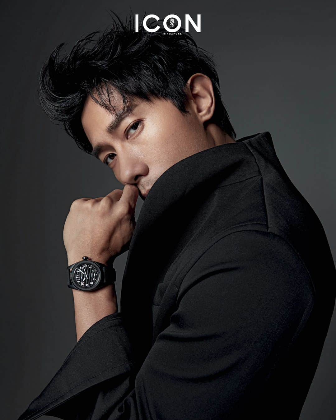 デスモンド・タンのインスタグラム：「你在看我吗？🤭 Eyes locked, hearts connected. 🖤  Thank you @iconsingapore 🫶 Get a copy now, my dears!  SPECIAL THANKS: Timepiece: @zenithwatches Photography: @marklawphotography Styling: @jtjeremymimi Makeup: @misar_melissa  Hairstyling: @ryan_yap」