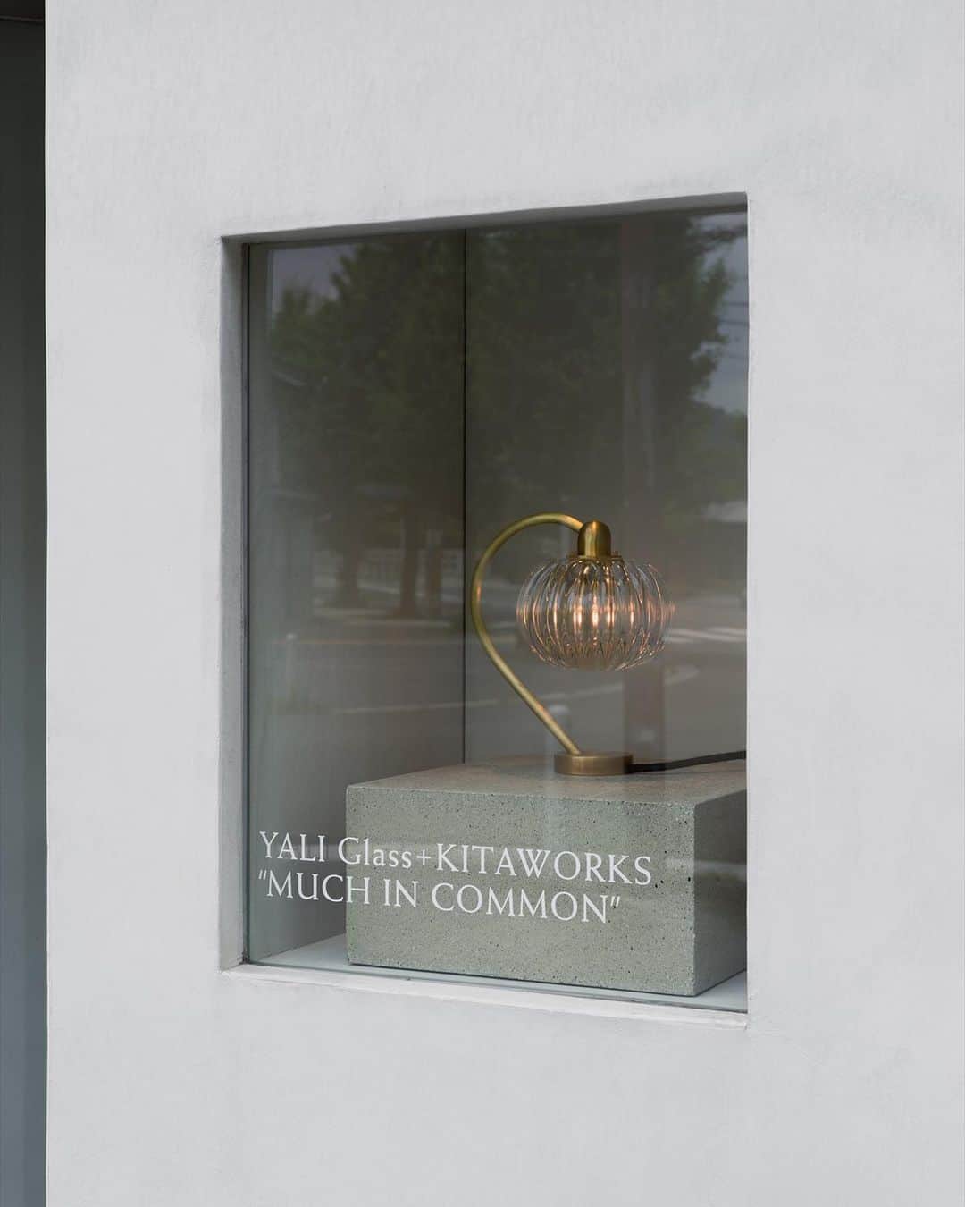ARTS&SCIENCE official accountさんのインスタグラム写真 - (ARTS&SCIENCE official accountInstagram)「・ YALI Glass ＋ KITAWORKS “MUCH IN COMMON”  京都のHINにて、ヴェネツィアのガラススタジオ〈YALI Glass〉と岡山の家具工房〈KITAWORKS〉による合同展覧会〈MUCH IN COMMON〉を開催中です。 京都での会期終了後は、東京へと巡回します。  本展では、YALIのガラステーブルトップにKITAWORKSが制作した脚を組み合わせたサイドテーブルを初披露。 ほかにもYALIの新作より、花瓶やドリンクグラスなどたくさんのガラス作品やA&Sは初めての紹介となるランプも登場しています。 そしてKITAWORKSからは、定番のガラスキャビネットに加えて、テーブルや椅子、カラフルなスツールなど、こちらも住空間に彩りを添える家具をご紹介します。     YALI Glass ＋ KITAWORKS “MUCH IN COMMON”  HIN / Arts & Science, Nijodori Kyoto 2023.6.9 (Fri.) - 6.25 (Sun.)  OVER THE COUNTER 2023.6.30 (Fri.) - 7.17 (Mon./Holiday)  11:00 - 19:00 火曜定休 / Closed every Tuesday     @yali_glass  @kitaworks  @arts_and_science  詳細はWEBサイトにてご覧いただけます。プロフィールのURLからご覧ください。 For more details, tap the link in our bio.  イベントの詳細についてのお問い合わせは開催店舗、またはWEBサイトのコンタクトフォームよりご連絡ください。 For shop event inquiries, please contact our shops directly or use our contact form from our oﬃcial web page.  #yaliglass #kitaworks #artsandscience #overthecounterbyartsandscience #hinartsandscience」6月13日 19時34分 - arts_and_science
