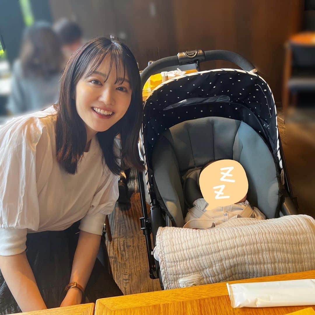 滝菜月のインスタグラム：「家族で初お出かけ👪 ⁡ 初めておむつ替えスペースや授乳室を利用したり ベビーカー入店可能なお店を探したり いつものショッピングモールがすごく新鮮に感じました👶✨ ⁡ #ベビーは爆睡😴」