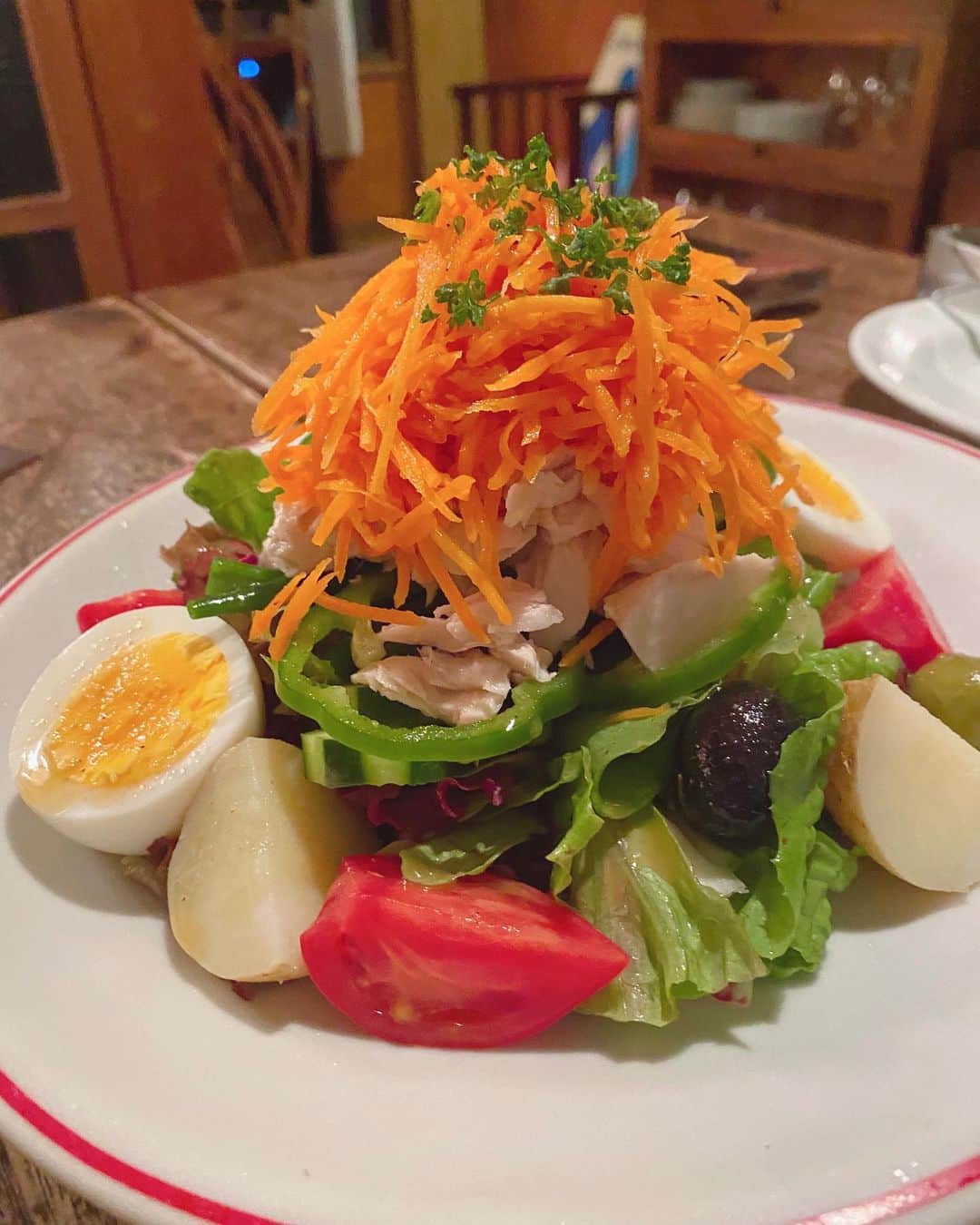 滝香織のインスタグラム：「. . 1年ぶりに三津浜のビストロ#レストランakariさんへ @restaurant_akari   やっぱり美味しい😋 レトロな雰囲気でおしゃれな店内✨ 店主さんご夫婦も温かく迎えてくださり、楽しい時間でした😆  #ビストロ #カジュアルフレンチ #古民家レストラン #akari」