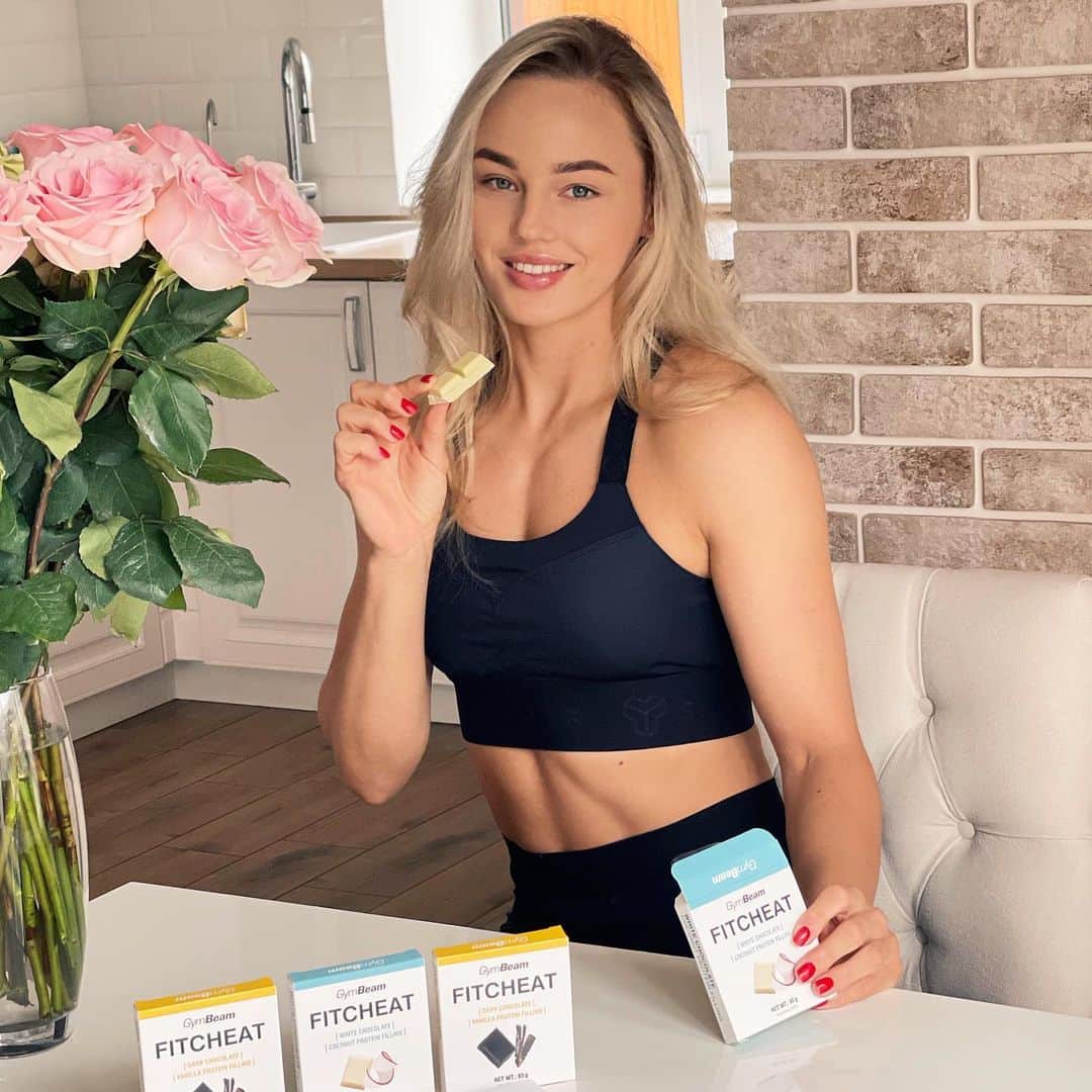 ダリア・ビロディドのインスタグラム：「Мій улюблений протеїновий шоколад Fitcheat від @gymbeamua 🤤 космічний смак 🍫」