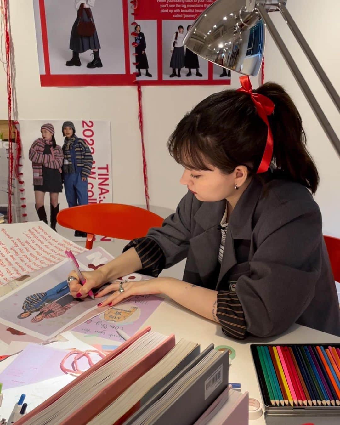 のインスタグラム：「2023 AW exhibition  “DAILY BASIC WITH LITTLE JOY”  展示会二日間ありがとうございました😭  1日目の関係者の方々、お会いできて嬉しかったです🥺 2日目の一般のみんな… 本当に沢山の方が来てくれて、展示会場がみんなの笑顔でキラッキラになってて めちゃくちゃ嬉しかったし ここまでこだわり持って頑張ってよかったなって思えました♡  スタッフのみんなも本当にお疲れ様でした！ 一緒に走ってこれてよかった🥺 らぶよ✌️💓  AWは展示会品番以外にも沢山のアイテムが出るので楽しみにしててね⭐️  Thank you for coming:) Love you all♡」