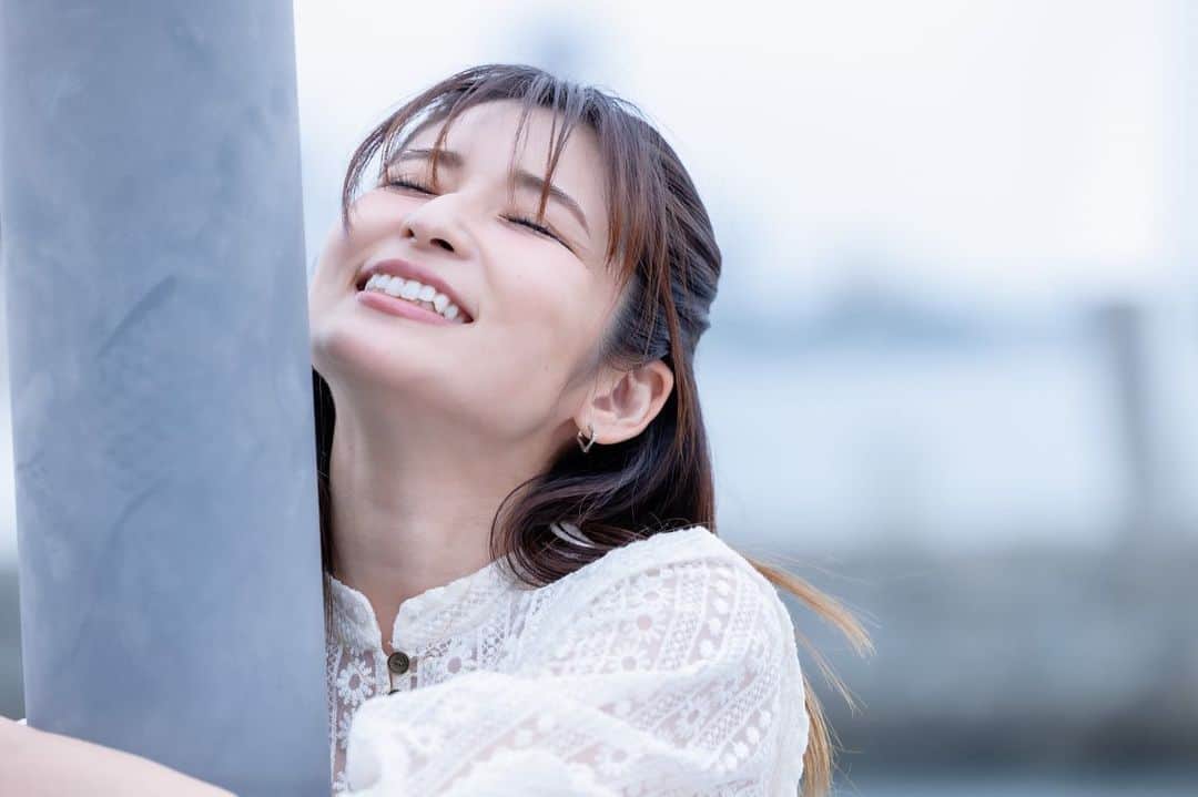 有馬綾香のインスタグラム：「小学生の頃くらいから 『整形するなら鼻！！！絶対鼻を整形したい！！！』ってずっと思ってた。  小さい頃に『あやかちゃんって魔女の鼻みたい』って言われたの忘れられないし、自分の鷲鼻が大嫌いで💔  大人になってからも『鼻高い！』って言われるのが、コンプレックスを刺激されて嫌でしょうがなかった。 （褒めてくれて悪気がないのはもちろんわかってます…）  笑うと余計に鷲鼻が目立つので笑顔の写真が大嫌いで、このお仕事始めた時もなるべく笑いすぎない笑顔を意識してた。  自分なりに受け入れれるように笑顔を研究したってのもあるけど、 受け入れれるようになったのは間違いなく有馬党員や関わってくれた人達のお陰。  こんな私にもファンの方が出来て お金も時間も手間もかけて応援してくれるのに「鷲鼻が…」とか卑下になるのが失礼なんじゃないかなって思えて。 応援してくれてる人達の為に『あやぱんって最高！楽しい！』って自分自身が思わなきゃいけないって思えるようになりました。  何が言いたいかと言うと、 先月の撮影会で有馬党員が撮ってくれたこのお写真を見て 『繕う事なくちゃんと心から笑えるようになってるし鷲鼻でもなんかいいじゃん🙂！』って思えたの！  ありまとうみんな！！！って勝手に1人で感動したよってこと。  皆様のお陰でコンプレックス気にならなくなったって話でした😌」