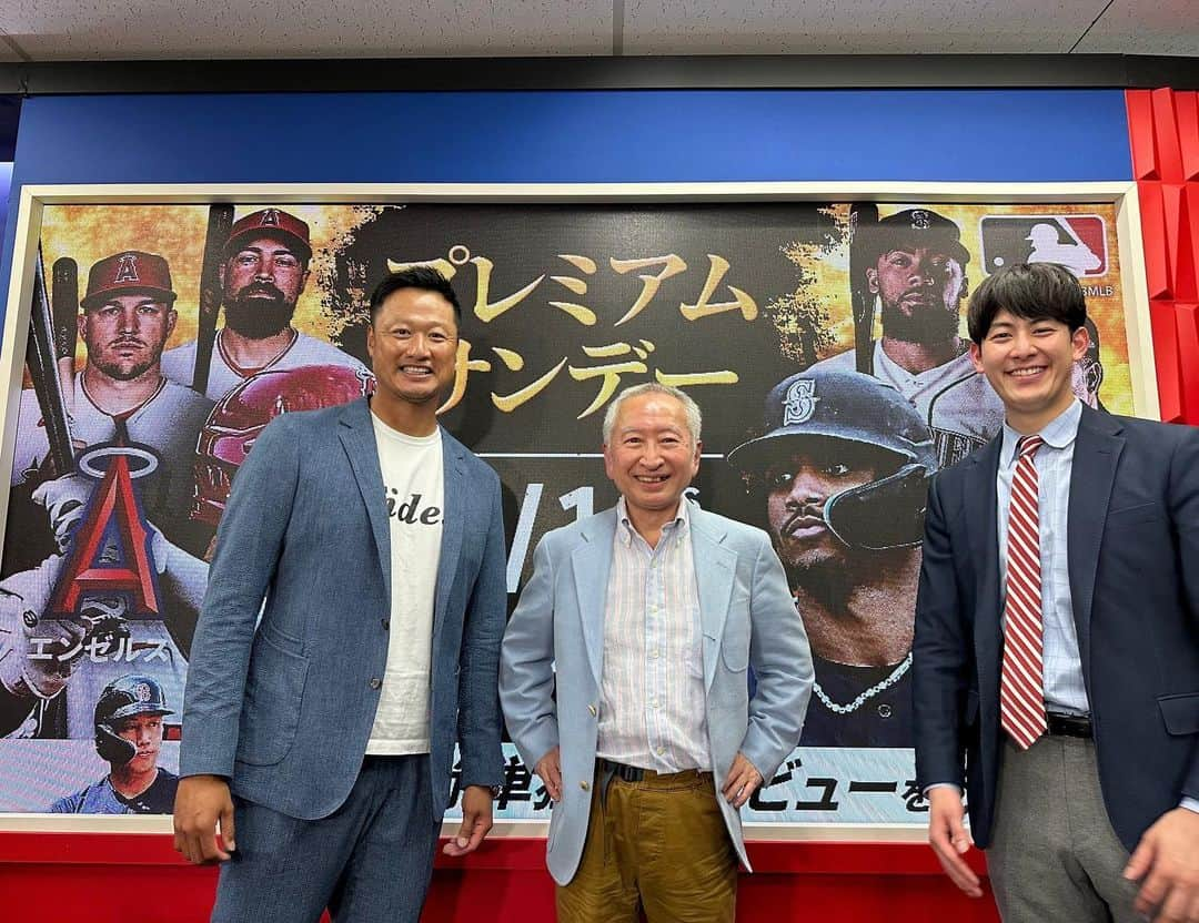 草薙和輝のインスタグラム：「． おとといの日曜日、 ABEMAでメジャーリーグの実況を担当しました⚾️ エンゼルスとマリナーズのカード。  この日のABEMAの中継は 《プレミアムサンデー》として、 豪華なコンテンツも盛りだくさんでした🔥  その試合では、エンゼルスの大谷翔平選手が 今シーズンの１８号となった ２ランホームランを打ちました！  解説をしてくださった マック鈴木さんと福島良一さんの豊富な知識からも たくさんのことを学ばせていただきました。  ホームランを実況できたことはもちろんですし、 とても楽しく、貴重な時間でした！  こちらの試合のハイライトは ABEMAにて無料で見られますよ〜  https://abema.app/Jf6X ． ． そして、日本時間の今日行われた試合でも、 大谷選手はなんと２本のホームラン、、！  まず１９号ホームランを放ち ア・リーグ１位だったジャッジ選手に並んだかと思いきや、、  延長戦で２０号も打ち、一気にリーグ単独１位へ！  今月、特に打撃が好調の大谷選手！  来月にはMLBのオールスター戦も行われますし、 まだまだ野球に触れる楽しみは尽きませんね👏  #テレビ朝日 #テレ朝  #ABEMA #スポーツ #ABEMAでどこでもMLB #野球 #実況 #メジャーリーグ #メジャー #MLB #エンゼルス #マリナーズ #大谷翔平 選手 #解説 #マック鈴木 さん #福島良一 さん #アナウンサー #草薙和輝 #草薙アナ」