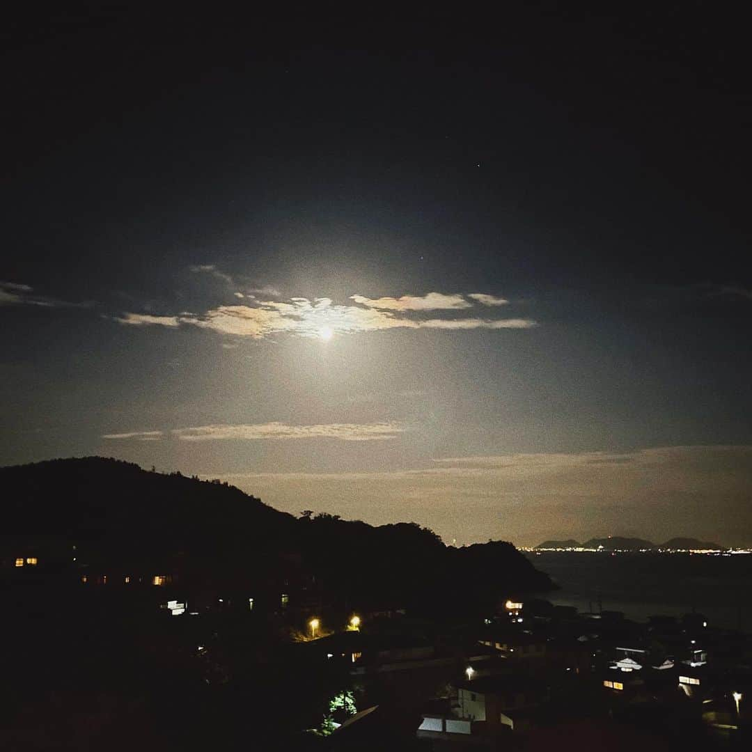 宮司愛海さんのインスタグラム写真 - (宮司愛海Instagram)「【直島・豊島旅行記①】 直島〜豊島へ一人旅してきました。 高松港からフェリーに乗って直島に向かい、到着するとすぐに草間彌生さんの有名な赤かぼちゃが港でお出迎え。  言葉にならないほど美しい夕暮れのあと訪れた静かな夜は、満月の光に包まれながらゆっくりといろんなことを考え、朝は鳥の鳴き声で目を覚まし、久しぶりに心ゆくまで自然に触れて心も身体も癒されました。  アートと自然と、しばらく直島関連の投稿が続くと思いますが、どうぞお付き合いください😂  #直島 #直島旅行記」6月13日 19時45分 - manami_miyaji