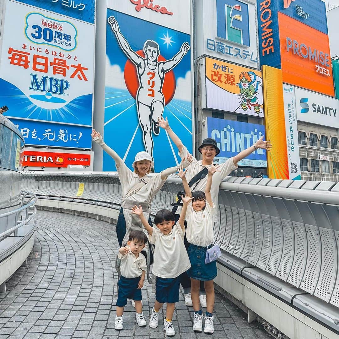 ゆずみつのインスタグラム：「ゆずみつファミリーin大阪🐝☀️ この間のストーリーの答えは大阪でした🙆  初めてグリコのところ行ったよ🥸 カニ道楽🦀でご飯食べたんだけど我が家はカニ好きだからみんな大喜びでした🥰  今回の家族おそろコーデは子供達breezeのパグポロシャツ、大人はニコアンドのニャンコポロシャツで合わせてみました🐈🐶 可愛くてお気に入り🫶🫶🫶  てちゃんがだいぶ歩けるようになって楽しそうで思い出深い旅行になりました✈️💕  #ゆずみつ #ゆずみつファミリー #大阪 #グリコ #カニ食べた #カニ好き一家 #おそろコーデ #リンクコーデ #breeze #nicoand」