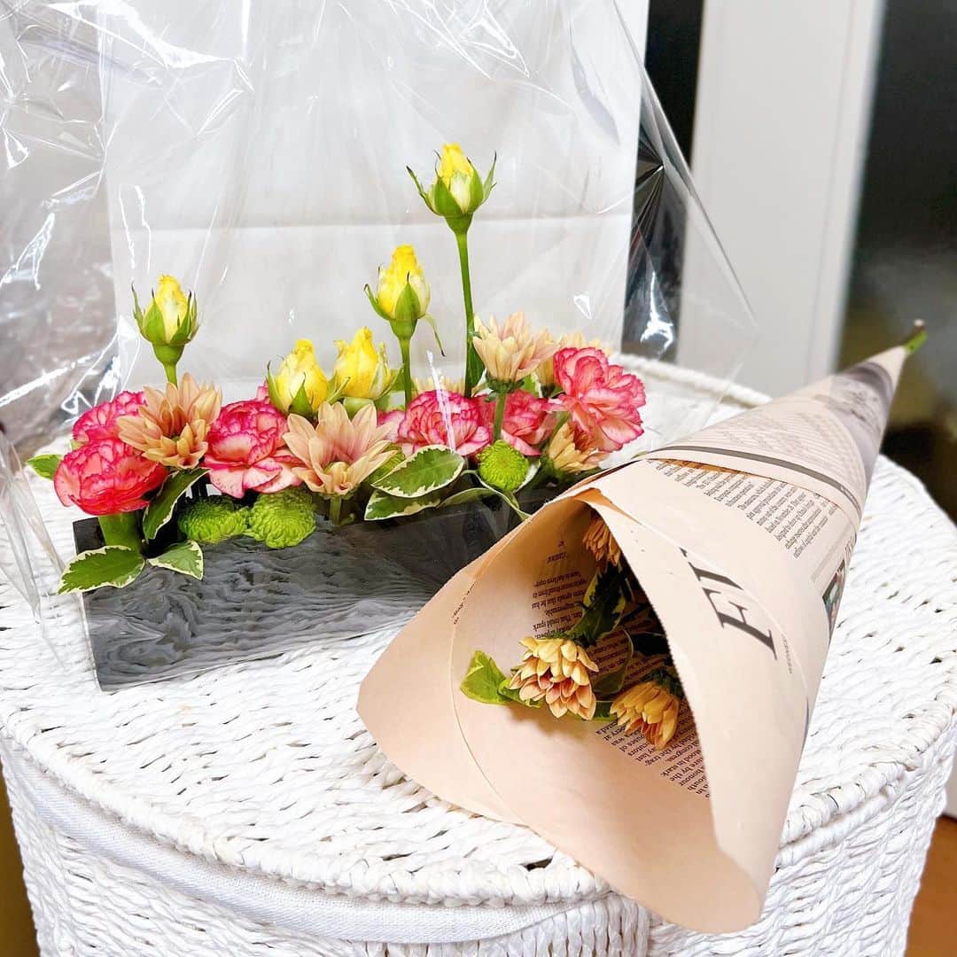 柴本愛沙さんのインスタグラム写真 - (柴本愛沙Instagram)「❤︎ 習い事。 半蔵門のベルカント　フラワースクールで 生花のアレンジメントレッスンに参加しました💐  お花が好きでいつも飾るようにしているけど、 アレンジメントを作った経験がなく いつか習いたいと思っていたんです。 少人数制のスクールを探していた時に ベルカントフラワースクールを見つけました。  まずは使う花材の説明から。 その後講師の高橋先生のお手本を見つつ 実際に自分で制作していきます。 短時間で素敵なアレンジメントを 作ることができて大満足！！！ 最後はラッピングをして完成です。　  作成後の作品は家に飾っていますが、 生活に彩りが増して華やかになりました💐  @flowerbelcanto  #フラワーアレンジメント #フラワーアレンジメント教室 #フラワーアレンジメントレッスン #フラワーアレンジメント初心者 #pr #インフルエンサーワークス #習い事デビュー #習い事東京 #生花アレンジメント #生花アレンジメント教室 #ベルカントフラワースクール #花のある生活 #花のある毎日 #お花好き」6月13日 19時55分 - aisa_shibamoto