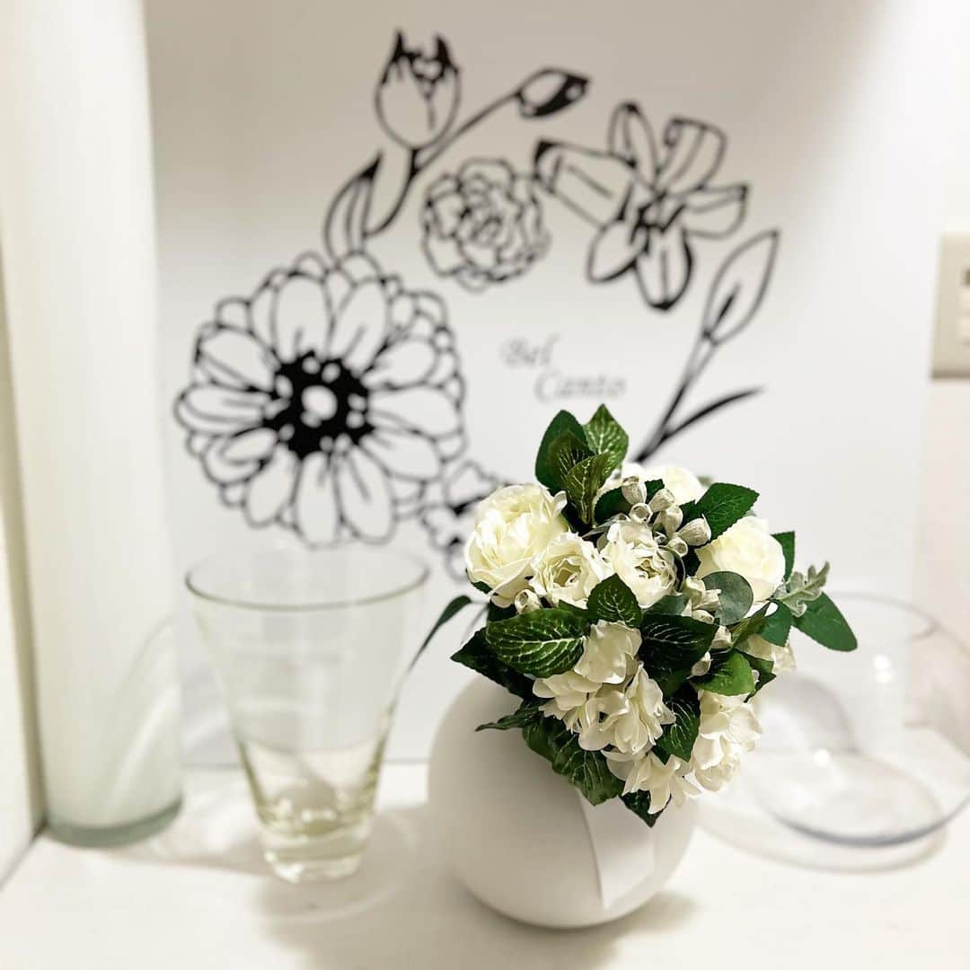 柴本愛沙さんのインスタグラム写真 - (柴本愛沙Instagram)「❤︎ 習い事。 半蔵門のベルカント　フラワースクールで 生花のアレンジメントレッスンに参加しました💐  お花が好きでいつも飾るようにしているけど、 アレンジメントを作った経験がなく いつか習いたいと思っていたんです。 少人数制のスクールを探していた時に ベルカントフラワースクールを見つけました。  まずは使う花材の説明から。 その後講師の高橋先生のお手本を見つつ 実際に自分で制作していきます。 短時間で素敵なアレンジメントを 作ることができて大満足！！！ 最後はラッピングをして完成です。　  作成後の作品は家に飾っていますが、 生活に彩りが増して華やかになりました💐  @flowerbelcanto  #フラワーアレンジメント #フラワーアレンジメント教室 #フラワーアレンジメントレッスン #フラワーアレンジメント初心者 #pr #インフルエンサーワークス #習い事デビュー #習い事東京 #生花アレンジメント #生花アレンジメント教室 #ベルカントフラワースクール #花のある生活 #花のある毎日 #お花好き」6月13日 19時55分 - aisa_shibamoto