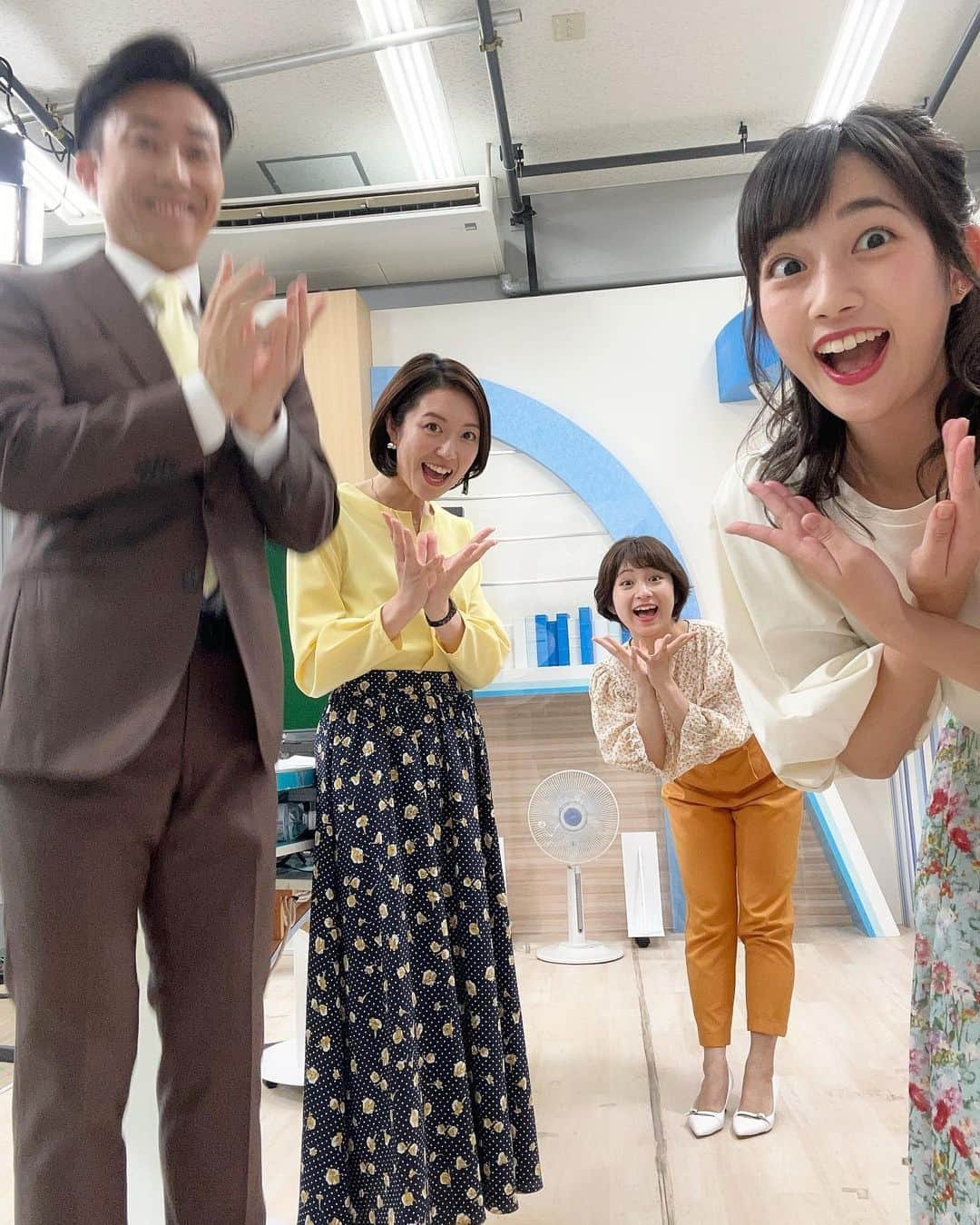 松本亜美さんのインスタグラム写真 - (松本亜美Instagram)「きのうの3部ニュース終わり オフショット📸  キャスター2人とスポーツ担当の日高アナと4ショットです！！ 内田さんはネクタイ、斎藤さんと私はスカート、優希ちゃんはトップスが花柄ということからお花のポーズ🌷 月曜恒例セルフィー連写なので、動きをつけていただきまして…  ジャンピング内田さん🕊️ 可憐に咲いた斎藤さん🌼 満開いただきました優希ちゃん🌻 開いてスタート！一回閉じて、また開いた🪷松本でした。  明日は水曜日！ スタジオ担当なので、 新潟一番でお会いしましょう🌟  #teny #テレビ新潟  #夕方ワイド新潟一番 #天気予報  #オフショット #セルフィー #連写  #花柄揃いました #お花のポーズ #バレエ大好き ポーズとも言うかも。 #私以外みんなビタミンカラーでした #元気が出るカラー  #キャスター #アナウンサー  #ジャンピング #内田拓志キャスター  #可憐な花 #斎藤久美子キャスター  #満開の花 #日高優希アナウンサー  #ややこしい咲き方 #松本亜美」6月13日 19時48分 - ami_matsumoto_teny