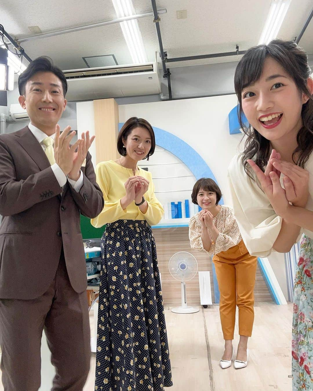 松本亜美さんのインスタグラム写真 - (松本亜美Instagram)「きのうの3部ニュース終わり オフショット📸  キャスター2人とスポーツ担当の日高アナと4ショットです！！ 内田さんはネクタイ、斎藤さんと私はスカート、優希ちゃんはトップスが花柄ということからお花のポーズ🌷 月曜恒例セルフィー連写なので、動きをつけていただきまして…  ジャンピング内田さん🕊️ 可憐に咲いた斎藤さん🌼 満開いただきました優希ちゃん🌻 開いてスタート！一回閉じて、また開いた🪷松本でした。  明日は水曜日！ スタジオ担当なので、 新潟一番でお会いしましょう🌟  #teny #テレビ新潟  #夕方ワイド新潟一番 #天気予報  #オフショット #セルフィー #連写  #花柄揃いました #お花のポーズ #バレエ大好き ポーズとも言うかも。 #私以外みんなビタミンカラーでした #元気が出るカラー  #キャスター #アナウンサー  #ジャンピング #内田拓志キャスター  #可憐な花 #斎藤久美子キャスター  #満開の花 #日高優希アナウンサー  #ややこしい咲き方 #松本亜美」6月13日 19時48分 - ami_matsumoto_teny