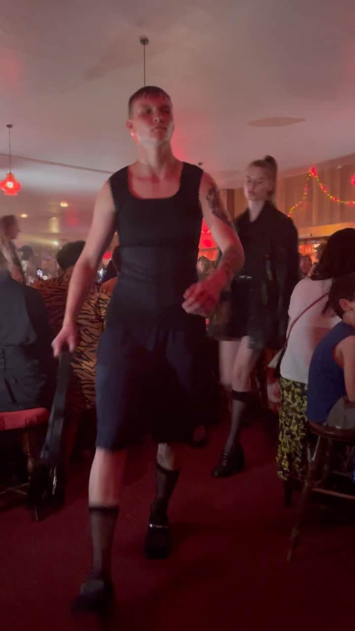 AnOther Magazineのインスタグラム：「Staged on Sunday in sweltering heat in a north London community centre, @martine_rose’s Spring/Summer 2024 show celebrated the sexiness of androgynous dress codes ❤️  “I love playing with gender lines. I think it’s very sexy,” Rose said backstage. “I find men in women’s clothes sexy, and I find women in men’s clothes sexy.”  At the link in bio, @violetc0nroy writes about the show 📲  🎥 by @violetc0nroy」