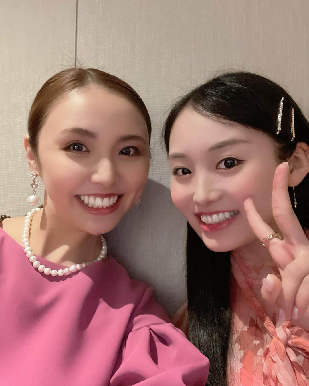 摩耶裕のインスタグラム：「. . 東京思い出🗼  フェアウェルパーティーで 紫藤さんのパーティーに来てたあんちゃんに会えました🥰 とある勘違い？ハプニング？があり、 私がテンパっちゃってめっちゃ話しかけちゃいました😂笑 いつもとっても可愛い💗 またゆっくり会えると良いなぁ🥰  2枚目は私の退団ブーケも素敵に作って下さった #らんすいえん さん💐にもお会いできました✨ なぜか花乃のフェアウェルパーティーのところで😂 いつも愛しのまやちゃん〜って言って下さるんです🤣💗 嬉しいです☺️ありがとうございます🧸 また遊びに行きますね🌷 (社長はお腹ひっこめポーズです🤫)  他にもお会いしたかった方や初めてお会いする方にも沢山会えて幸せな1日でした☺️✨ (写真撮る側で載せれる写真全然なかった🥲)  あ！そう！ 宙組千秋楽だからパープルのお洋服にしました💜笑  #光莉あん ちゃん⭐️ #らんすいえん さん💐 #顔まんまる」