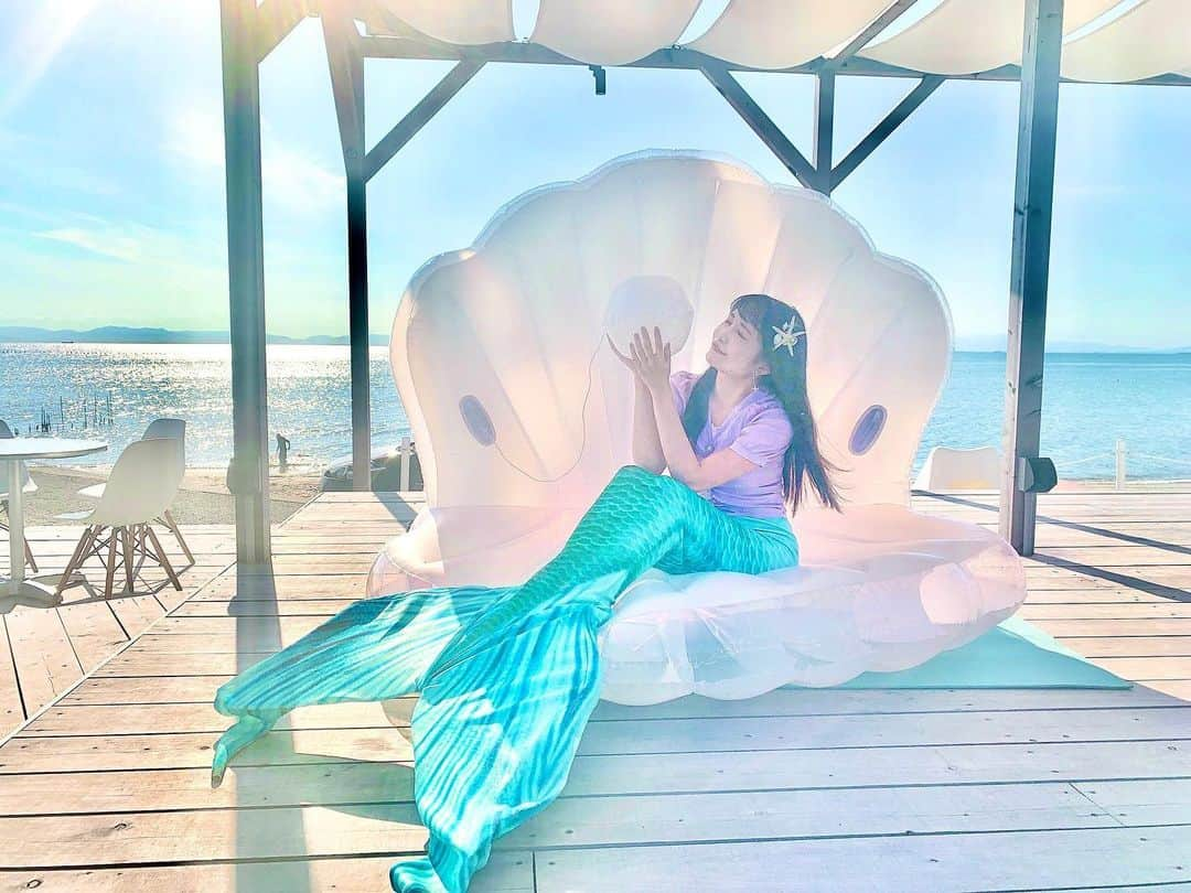 浅井麻里さんのインスタグラム写真 - (浅井麻里Instagram)「🧜‍♀️リトル・マーメイド🧜‍♀️ ⁡ 昨日投稿した動画の写真バージョン✨📸 ⁡ 憧れの人魚の尾ヒレ💓 アリエルと同じ色の尾ヒレがついて、 すごく嬉しかったし楽しかった❤️🧜‍♀️ ⁡ いつかこれつけてほんとに泳いでみたいなぁ✨🥹 ⁡ 実は結構重たくて、ばたばたさせるのがんばってるから 昨日投稿してる動画見てみてね🤣💕 ⁡ ⁡ ⁡ @TheDisneyPrincesses  @DisneyPrincessStyle @disneyprincessjp #リトルマーメイド #人魚 #アリエル #マーメイド #海辺 #ディズニープリンセス #アリエルコーデ #マーメイド体験 #mermaid #littlemermaid #mermaidtails #マーメイドスイム #アリエルバウンド #人魚姫 #ディズニーコーデ #ディズニーバウンド #アリエル仮装 #アリエルコスプレ #arielcosplay #ariel #thelittlemermaid #disneyprincess #DisneyPrincessStyle #partofyourworld #パートオブユアワールド #アンダーザシー #キスザガール #ディズニー映画」6月13日 19時50分 - mari_asai_625