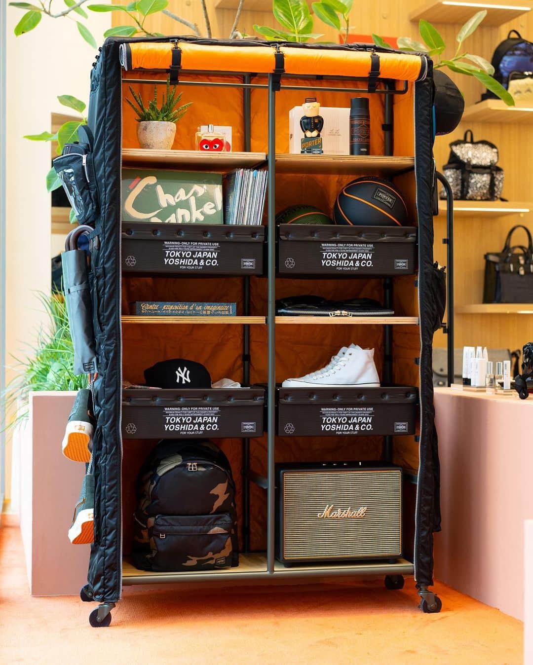 のインスタグラム：「.⁡ "TANKER STORAGE CABINET" ⁡ PORTERの代名詞である「TANKER」シリーズの生地でカバーを製作し、職人の手仕事によって作り上げたスチールフレームを使用した「TANKER STORAGE CABINET（ストレージキャビネット）」を数量限定で予約販売中です。 ⁡ キャビネットの両サイドにはタンカーのディテールにあるポケットなどを配置し、小物やアクセサリーを機能的に収納することができます。 ⁡ 本体のスチールフレームは、曲げ加工とレーザーカットによって作り上げた強靭なものを使用しました。フレームの最上部には、ハンガーなどをかけられるバーを採用しています。木製の棚板とプラボックスがそれぞれ4つ付属し、用途や収納アイテムに応じて自由に配置を変更できます。 ⁡ プラボックスは特別に製作を依頼したもので、湿気や強度にも強い素材を採用しています。口枠にはフレームが入っているため、ボックスが歪むことなく使用できます。スニーカーや畳んだ衣類の収納にも適したサイズです。 ⁡ 構造やデザインなど細部にまでこだわり、吉田カバンのものづくりの精神を感じていただけるアイテムです。 ぜひ店頭でご覧ください。 ⁡ TANKER STORAGE CABINET ¥495,000(税込) W1000/H1800/D400mm 25,000g Cover Color：BLACK/IRON BLUE ⁡ 以下の注意事項をご確認の上、お買い求めください。 ※予約数には限りがございます。 ※事前入金による予約販売となります。 ※配送料金は別途頂戴いたします。 ※配送に関する詳しい内容は吉田カバンオフィシャルオンラインストアをご覧いただくか、店舗スタッフまでお問い合わせください。 ⁡ こちらのアイテムはPORTER flagship storeと吉田カバンオフィシャルオンラインストアでの限定販売です。  TANKER STORAGE CABINETはこちら https://www.yoshidakaban.com/product/105814.html ⁡ #yoshidakaban #porter #porteryoshida #madeinjapan #japan #portertokyo #heartandsoulintoeverystitch #porterflagshipstore #tanker #storagecabinet #cabinet #吉田カバン #ポーター #日本製 #一針入魂 #タンカー #ストレージキャビネット #キャビネット」