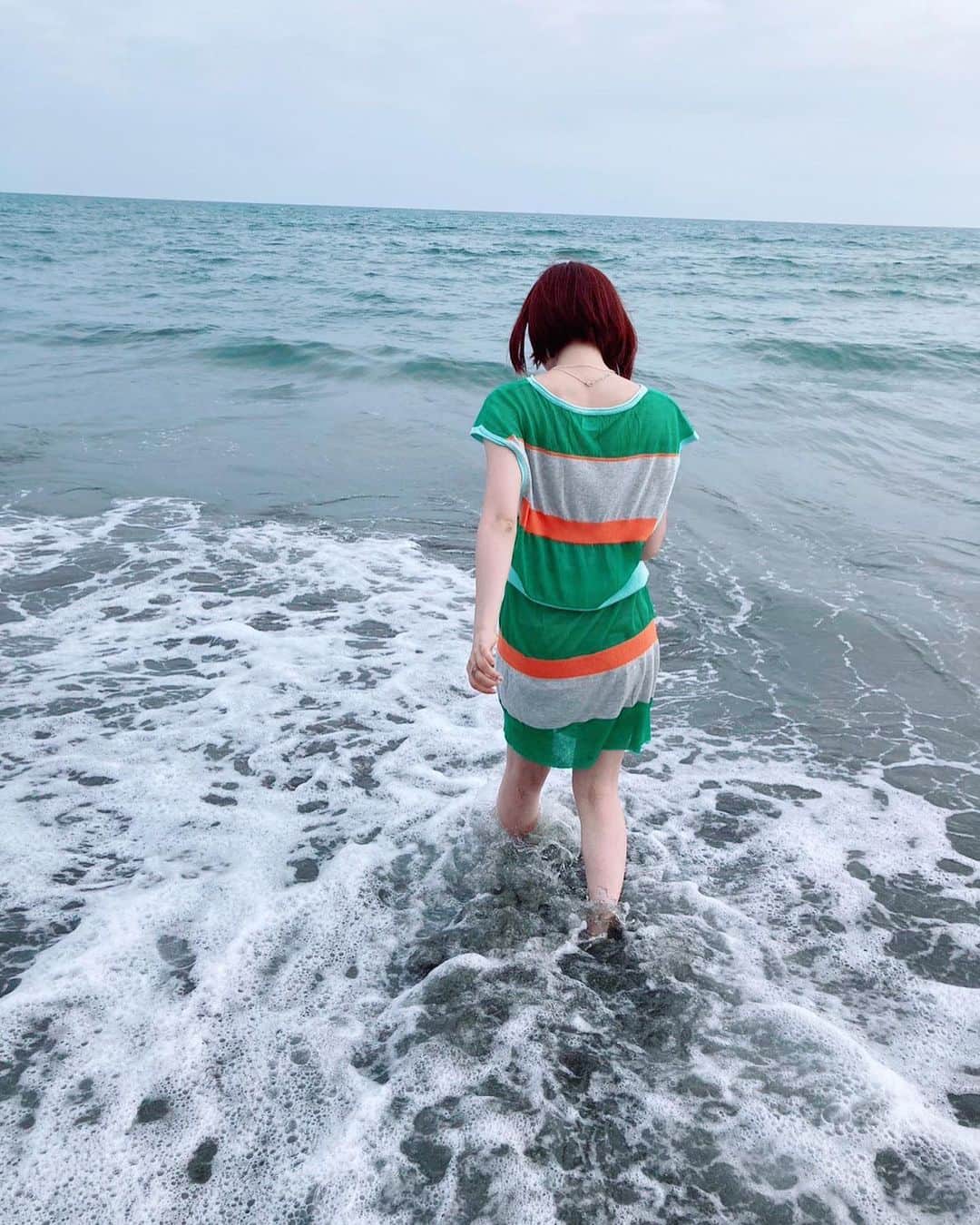 岩井七世のインスタグラム：「ちょっと水浴びしたくてベルトでワンピースを短くする。もっと暑くなったら中に水着きて、散歩の延長で気軽に泳ぐ。靴はもちろんビーサンで。泳ぎにいくんじゃなくて散歩で泳ぐって感じが好き。  はやく肩までつかりたいけど、まだちょっと冷たい海もなかなかいいんだよね。  あともし砂浜にキレイな青い餃子みたいなものが落ちてたら、毒もってるかもだから絶対触らないことです。カツオノエボシかも。けど綺麗だからちょっと調べて見て欲しい。  海の測り知れないおおらかさとおそろしさに憧れる〜🌊」