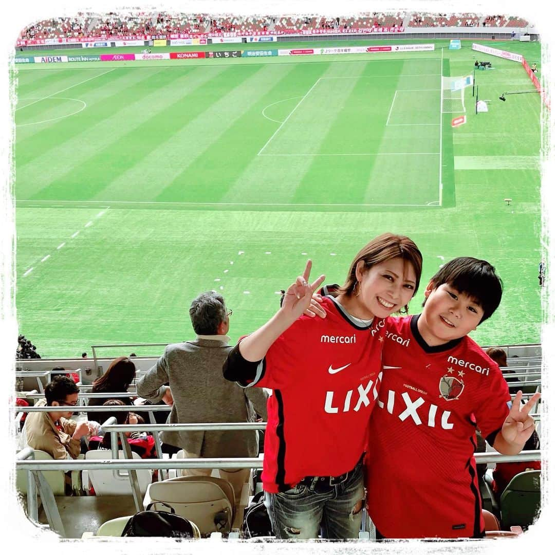 川野友美のインスタグラム：「国立にサッカー観戦に行った日⚽️ ⁡ ⁡ 息子とその友達たちを引き連れて…ありがたいことにプレミアムシート❤️ 最高のサッカー観戦になりました✨ ⁡ アントラーズ勝ったし気温もちょうど良かったしフリードリンクだったし、色々楽しかった👍 ⁡ ⁡ こゆ貴重な体験を子供たちにさせてあげられるのはママとして嬉しいな☺️ 野球は良く行くけどサッカーは次はいつになるかな🤔 やっぱりスタジアムとかで見ると迫力違うしテンションあがるよね！ ⁡ ⁡ ⁡ ⁡ #今日のコーデ #ootd #今日のコーディネート #39grammer #インスタグラマー  #公式サンキュグラマー #男の子ママ  #二児ママ  #2人育児  #兄弟  #model  #プチプラ #オシャレさんと繋がりたい  #写真好きな人と繋がりたい  #料理好きな人とつながりたい  #犬好きと繋がりたい #撮影依頼募集 #フリーモデル #撮影モデル #ママモデル #サロンモデル #国立競技場 #鹿島アントラーズ #サッカー観戦 #shooting #japan #world」