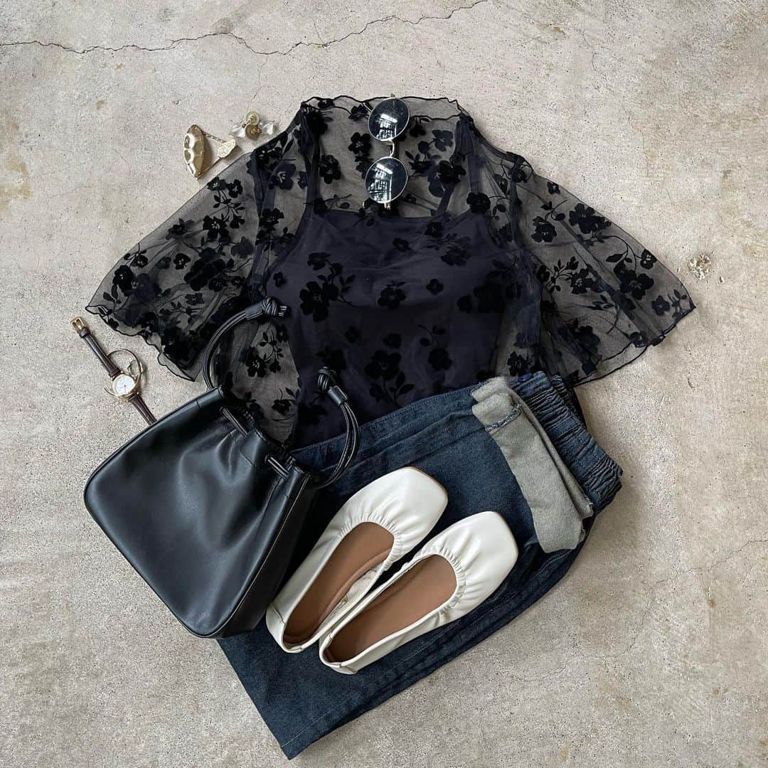 イタフラ（ナチュラル服のイタフラ）さんのインスタグラム写真 - (イタフラ（ナチュラル服のイタフラ）Instagram)「@italietofrance_official ☜サブ垢。  バズってる花柄チュールトップスの 1番人気のブラックを ジーユー最新購入品と合わせてみました🍉  夏のブラックコーデにも◎ キャミソールと合わせるだけで可愛い コーデが一発で完成します。 よろしくお願いします💨  @italietofrance  ✔︎スプリングセール開催中  プチプラ高見え花柄チュールトップス☞イタフラ デニムパンツ☞UNIQLO プリーツパンツ☞しまむら  #GU#gu購入品 #GUコーデ#gu_for_all #ジーユー#ジーユー購入品 #ジーユーコーデ #UNIQLO#ユニクロ#しまむら#しまむら購入品 #しまむらパトロール #しまむらコーデ #zara #ザラ#grl#グレイル #ブラックコーディネート #モデル募集#アンバサダー募集 #着画モデル募集 #鹿屋#鹿屋市#鹿児島#鹿児島セレクトショップ #花柄ブラウス #プチプラコーディネート #花柄コーデ#ジーユーマニア #gu購入品レポ」6月13日 19時53分 - italietofrance