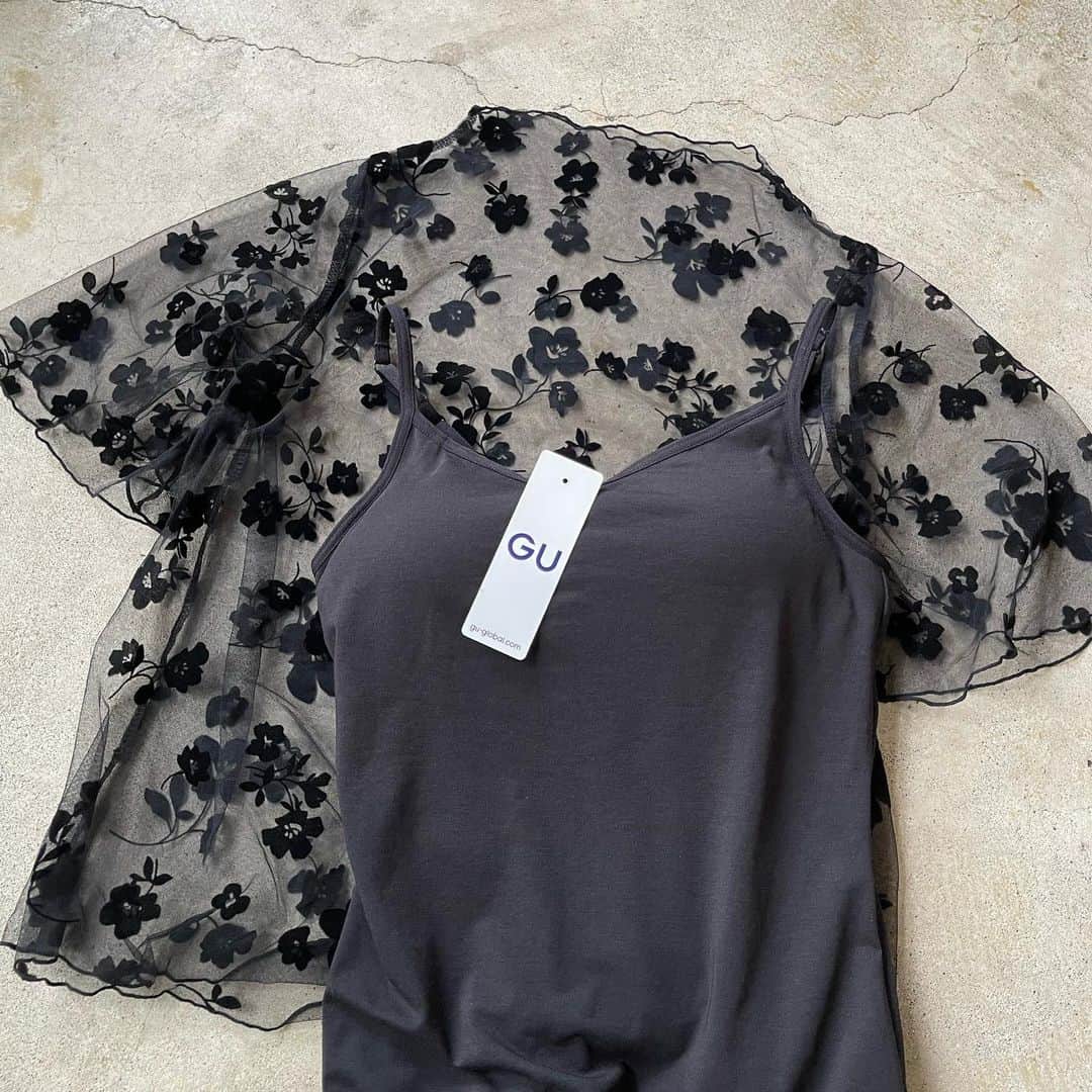 イタフラ（ナチュラル服のイタフラ）さんのインスタグラム写真 - (イタフラ（ナチュラル服のイタフラ）Instagram)「@italietofrance_official ☜サブ垢。  バズってる花柄チュールトップスの 1番人気のブラックを ジーユー最新購入品と合わせてみました🍉  夏のブラックコーデにも◎ キャミソールと合わせるだけで可愛い コーデが一発で完成します。 よろしくお願いします💨  @italietofrance  ✔︎スプリングセール開催中  プチプラ高見え花柄チュールトップス☞イタフラ デニムパンツ☞UNIQLO プリーツパンツ☞しまむら  #GU#gu購入品 #GUコーデ#gu_for_all #ジーユー#ジーユー購入品 #ジーユーコーデ #UNIQLO#ユニクロ#しまむら#しまむら購入品 #しまむらパトロール #しまむらコーデ #zara #ザラ#grl#グレイル #ブラックコーディネート #モデル募集#アンバサダー募集 #着画モデル募集 #鹿屋#鹿屋市#鹿児島#鹿児島セレクトショップ #花柄ブラウス #プチプラコーディネート #花柄コーデ#ジーユーマニア #gu購入品レポ」6月13日 19時53分 - italietofrance